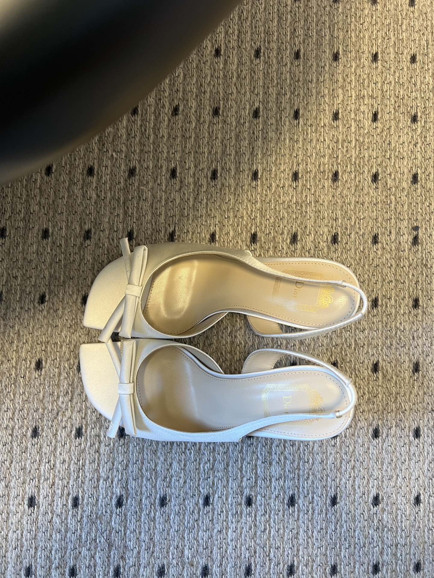 Dio* 26ss春夏新款走秀款露趾高跟鞋凉鞋浅口高跟鞋为基础款型，部分融入后空穆勒鞋的无后跟设计，鞋头