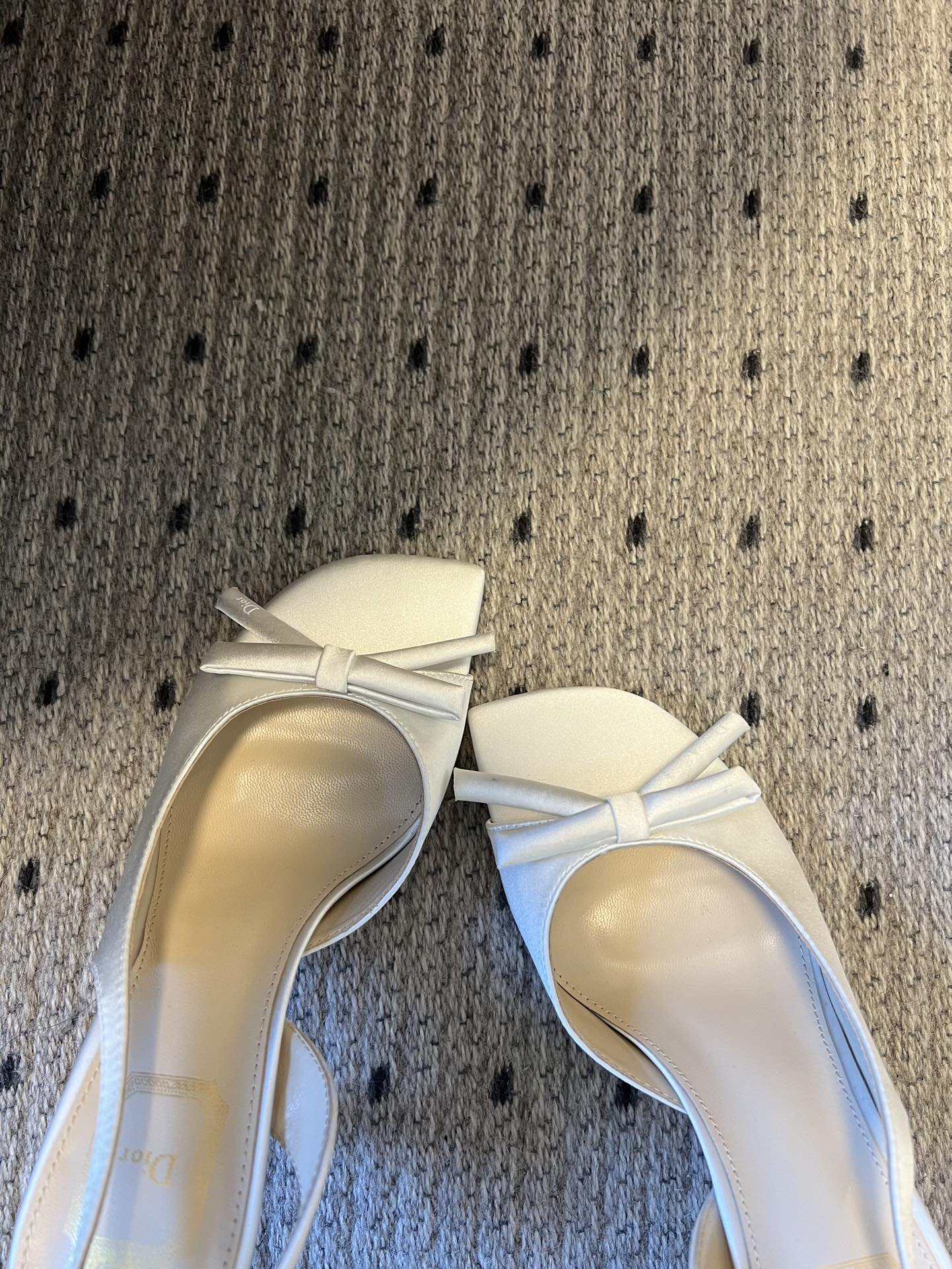 Dio* 26ss春夏新款走秀款露趾高跟鞋凉鞋浅口高跟鞋为基础款型，部分融入后空穆勒鞋的无后跟设计，鞋头