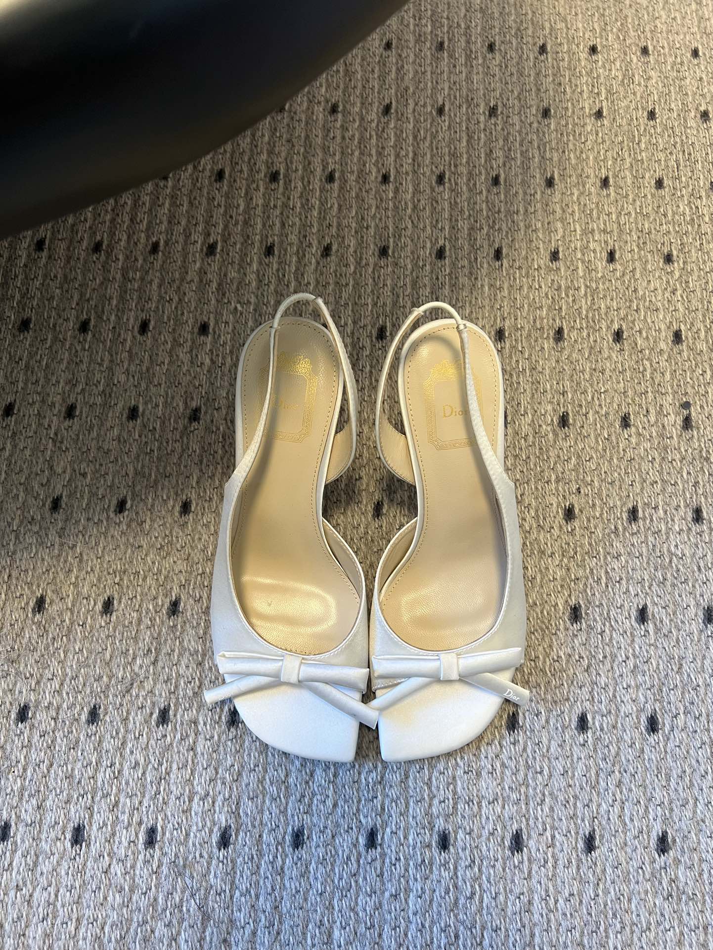 NO:706570,Dio* 26ss new spring and summer catwalk style open-toe high-heeled sandals. The shallow high-heeled shoes are the basic style, partially integrated into the heelless design of empty mules. The bow decoration on the toe is an iconic element. The pointed lines lengthen the proportion of the legs, and the bow adds a soft and elegant French style.  The overall fusion of French elegance and light luxury, the solid color satin model is suitable for exquisite occasions such as dinners and dates, the plaid model can be matched with casual or retro styles, and the back design improves the convenience of daily wearing and taking off. Upper cowhide/silk/cloth lining Sheepskin Leather outsole Increased height by 9cm Size 35-41 (customized sizes 40 and 41 are non-refundable), high-heeled sandals, dior, sandals, high  heels,cowhide,sheepskin,real silk,Leather soles19860909Dio* 26ss春夏新款走秀款露趾高跟鞋凉鞋 浅口高跟鞋为基础款型,部分融入后空穆勒鞋的无后跟设计,鞋头处的蝴蝶结装饰是标志性元素,尖头线条拉长腿部比例,蝴蝶结则增添柔美优雅的法式风情. 整体融合法式优雅与轻奢感,纯色缎面款适合晚宴、约会等精致场合,格纹款可搭配休闲或复古造型,后空设计则提升了日常穿脱的便捷性. 鞋面牛皮/真丝/布面 内里羊皮 鞋底真皮大底 增高9cm Size35-41码（40、41码定制不退换）,高跟鞋凉鞋,dior,sandals,high heels,cowhide,sheepskin,real silk,Leather soles,Women's Shoes