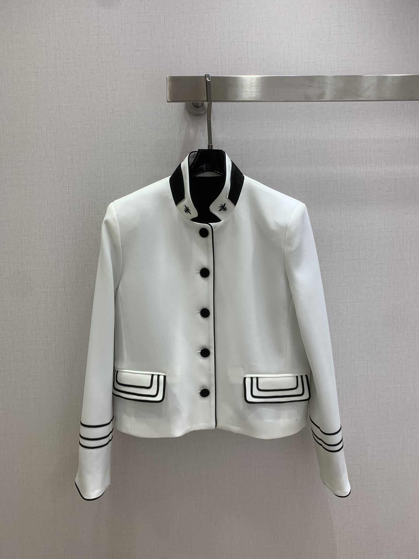 NO:709247,Highly recommended 26 early spring new model, stand-up collar black and white contrasting suit jacket, black and white contrasting colors inside and outside, embroidered bee embellishment, one color SML code, high quality ABC,, jackets & coats, business suit,19860909强烈推荐 26早春新款 立领黑白撞色西装外套 里外黑白撞色 刺绣小蜜蜂点缀 一个色 SML码 高品质ABC,,jackets & coats,business suit,,Women's clothing