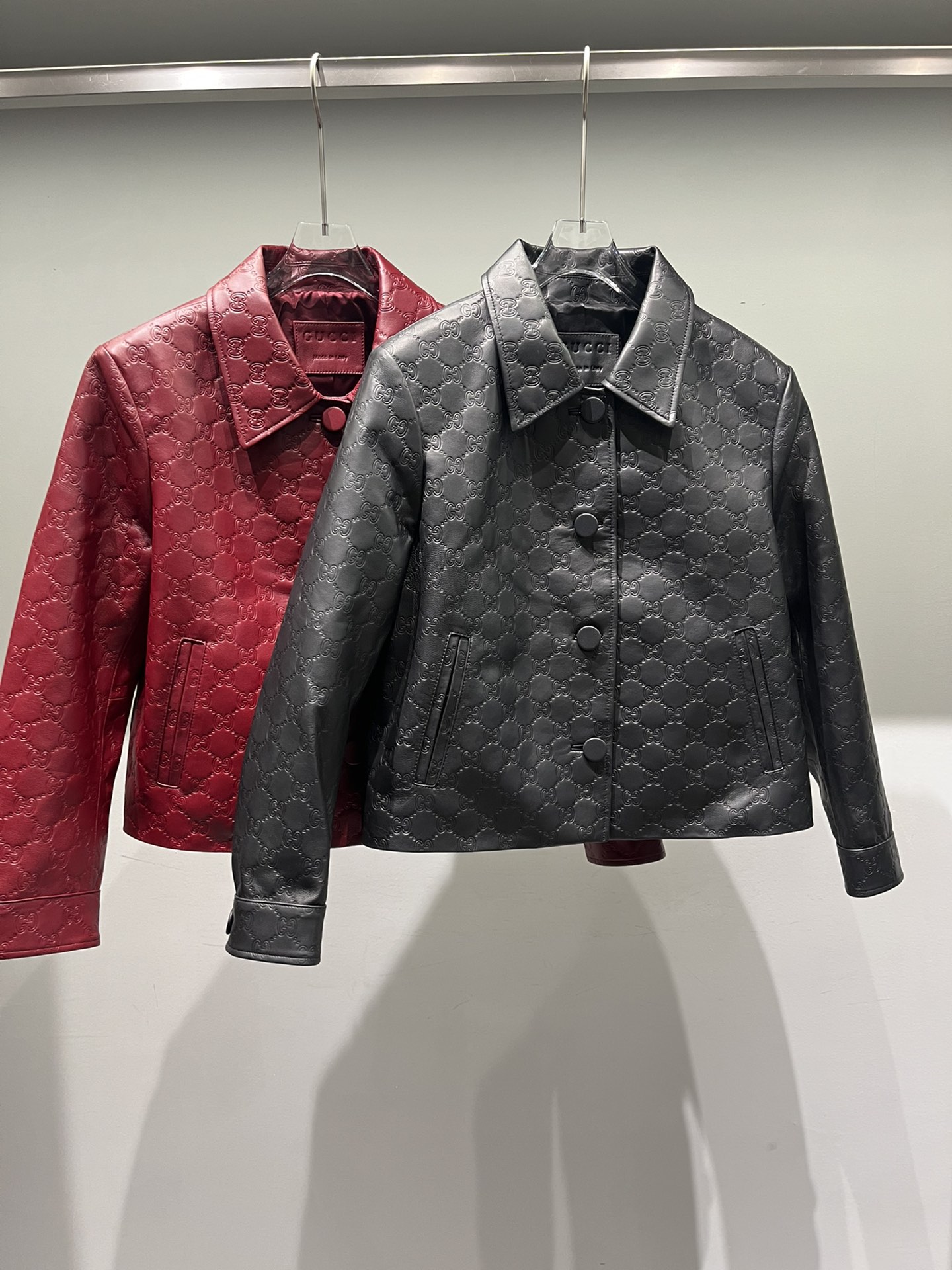 NO:872649,Gucci new sheepskin embossed leather jacket short style two colors, Gucci-clothing,gucci,leather jacket,sheepskin,19860909古奇新款羊皮压花皮衣短款两色,古驰-服装,gucci,leather jacket,sheepskin,,Women's clothing