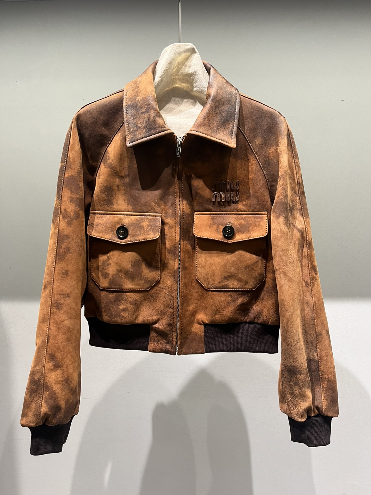 NO:744153,miumiu short style distressed sheepskin biker, the letters are oiled with the edges of the store, and the buttons have a logo. The texture layout of each piece is different in depth, random colors, Miumiu-clothing, miumiu, sheepskin,19860909miumiu不规则做旧羊皮机车短款,字母做了油边同专柜,扣子带logo.每一件的纹理布局深浅都不同,随机花色,缪缪-服装,miumiu,sheepskin,,Women's clothing