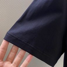 Giv~胸前斜字母logo刺绣圆领短袖T恤 2026早春新品 胸前斜置的GV·logo刺绣,是告别沉闷的时尚巧思。采用复 Giv~胸前斜字母logo刺绣圆领短袖T恤 2026早春新品 胸前斜置的GV·logo刺绣,是告别沉闷的时尚巧思。采用复
