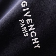 Giv~胸前斜字母logo刺绣圆领短袖T恤 2026早春新品 胸前斜置的GV·logo刺绣,是告别沉闷的时尚巧思。采用复 Giv~胸前斜字母logo刺绣圆领短袖T恤 2026早春新品 胸前斜置的GV·logo刺绣,是告别沉闷的时尚巧思。采用复