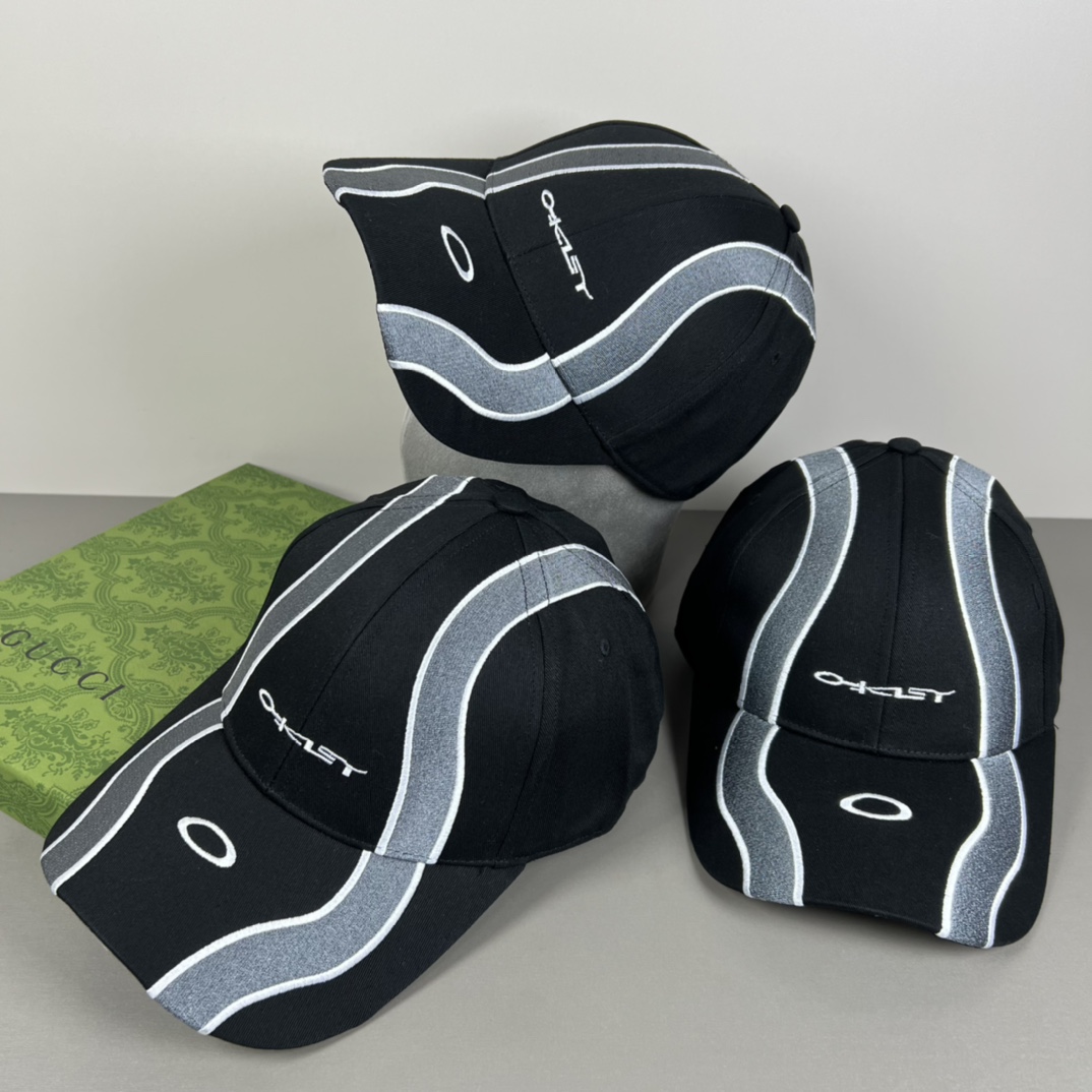 欧克利（OAKLEY）主要经营运动时尚产品，推出全新个性定制系列，帮助佩戴者打造更具个人标签的运动和休闲