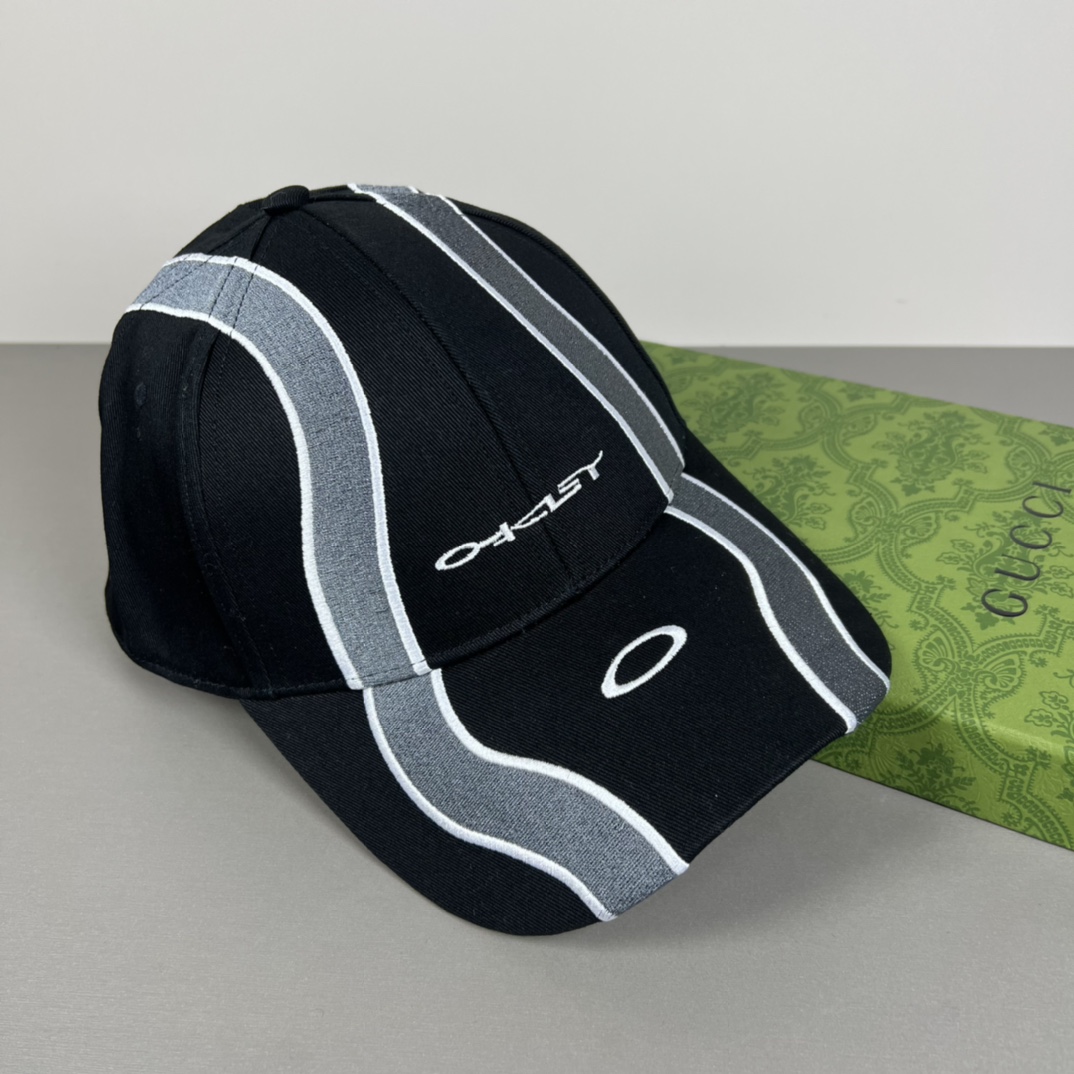 欧克利（OAKLEY）主要经营运动时尚产品，推出全新个性定制系列，帮助佩戴者打造更具个人标签的运动和休闲