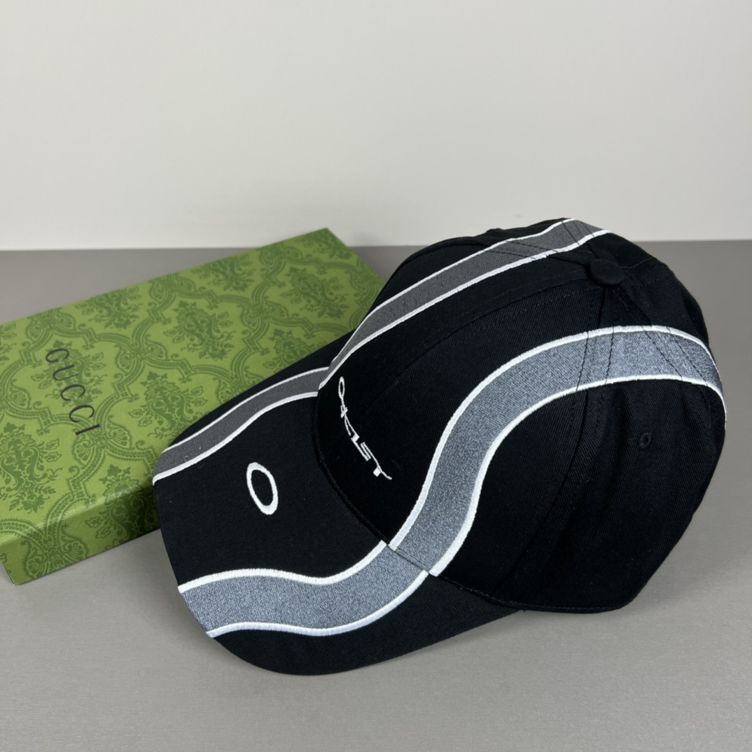 欧克利（OAKLEY）主要经营运动时尚产品，推出全新个性定制系列，帮助佩戴者打造更具个人标签的运动和休闲