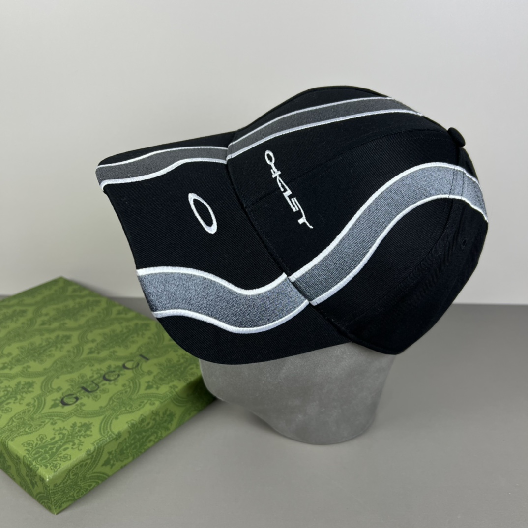 欧克利（OAKLEY）主要经营运动时尚产品，推出全新个性定制系列，帮助佩戴者打造更具个人标签的运动和休闲