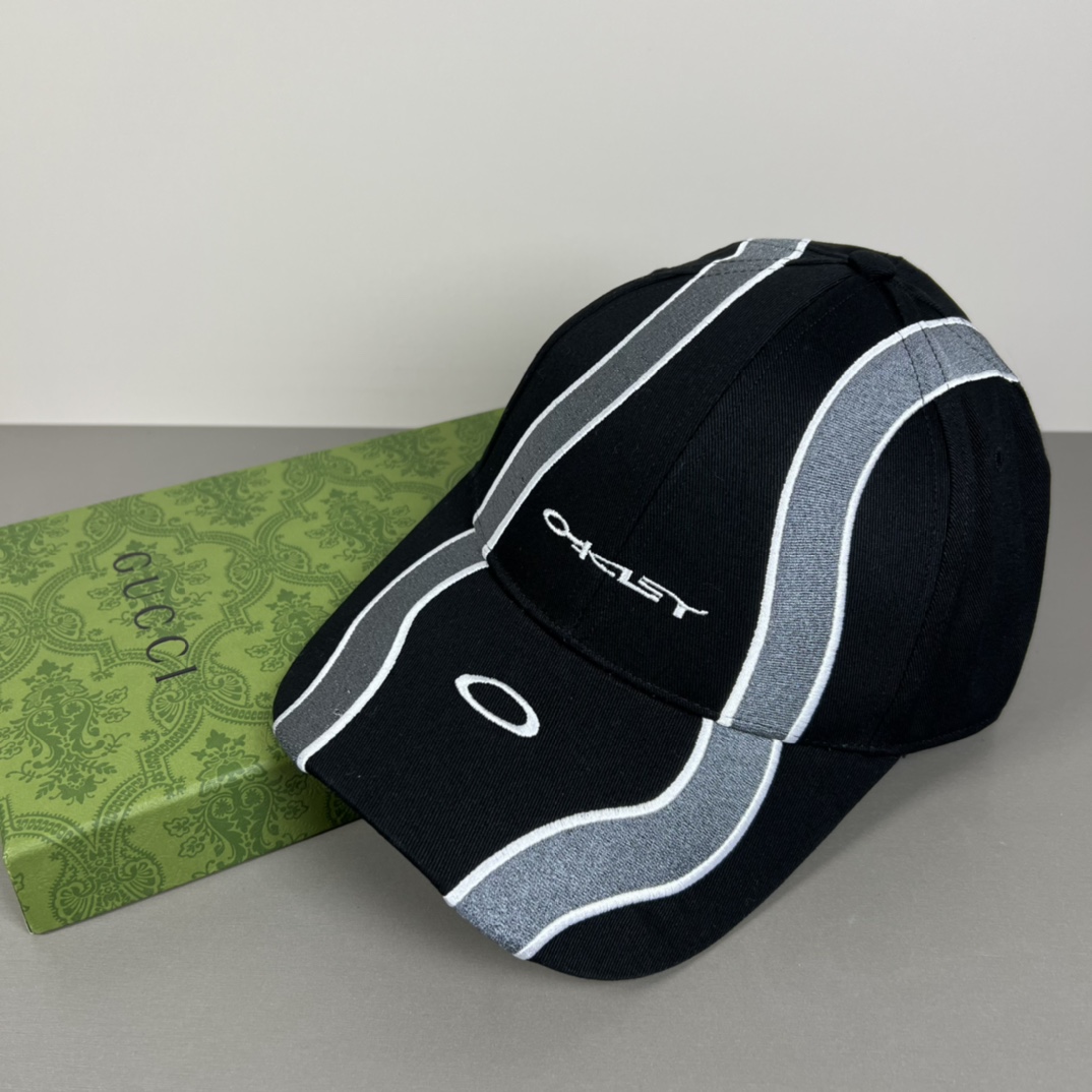 欧克利（OAKLEY）主要经营运动时尚产品，推出全新个性定制系列，帮助佩戴者打造更具个人标签的运动和休闲