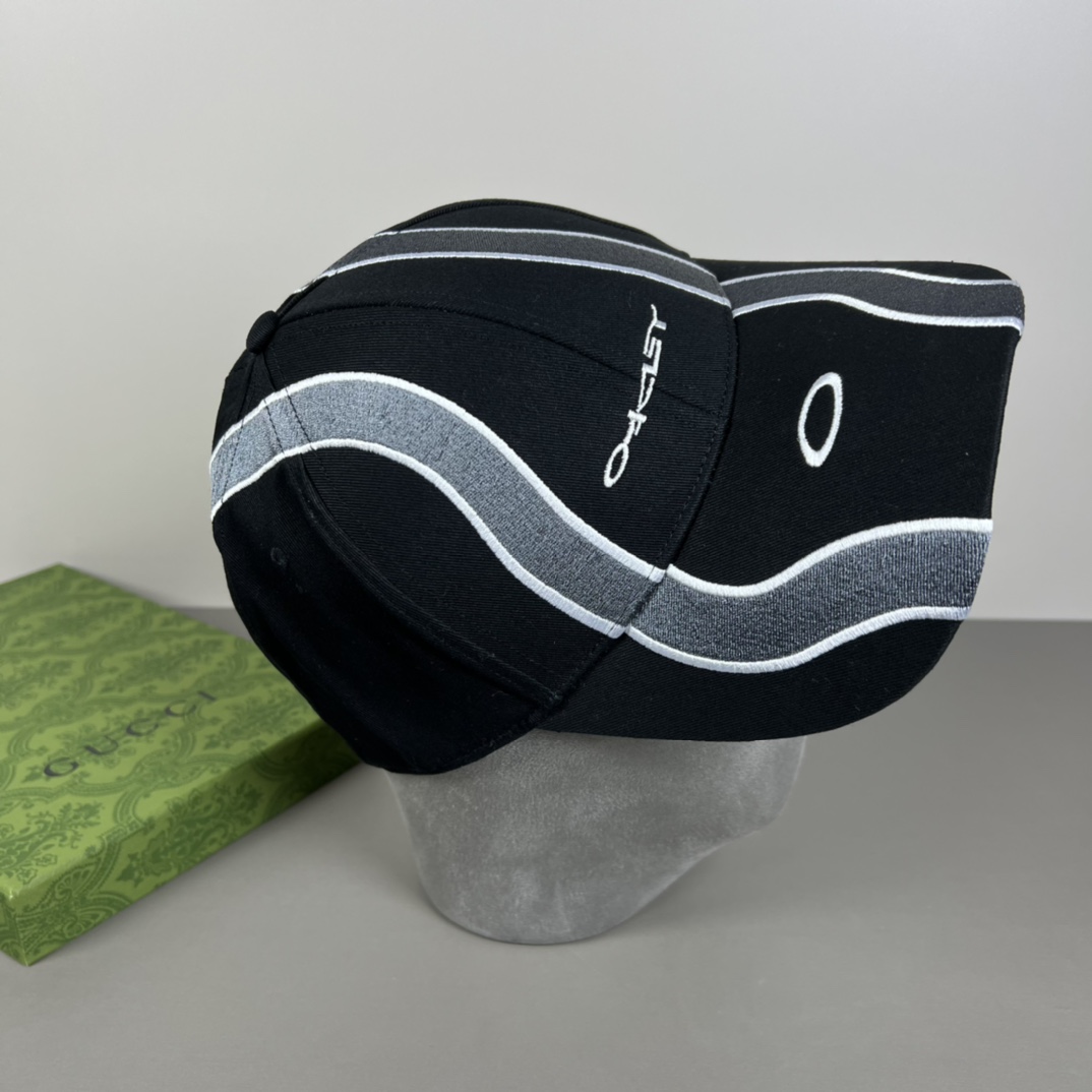 欧克利（OAKLEY）主要经营运动时尚产品，推出全新个性定制系列，帮助佩戴者打造更具个人标签的运动和休闲