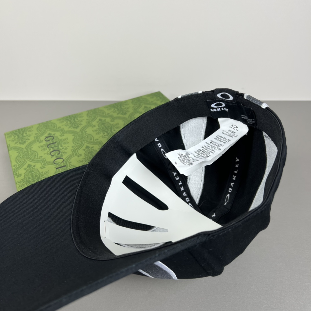 欧克利（OAKLEY）主要经营运动时尚产品，推出全新个性定制系列，帮助佩戴者打造更具个人标签的运动和休闲