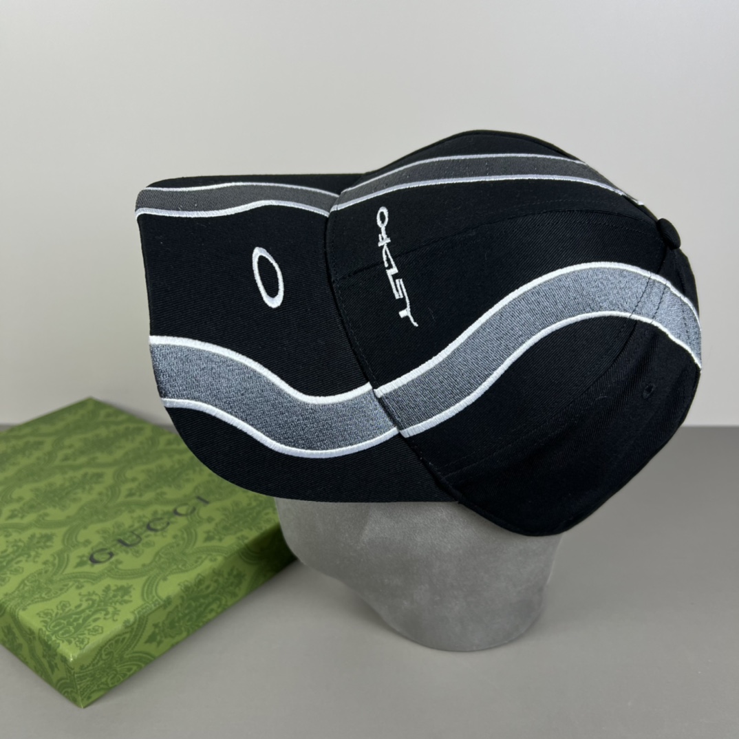 欧克利（OAKLEY）主要经营运动时尚产品，推出全新个性定制系列，帮助佩戴者打造更具个人标签的运动和休闲