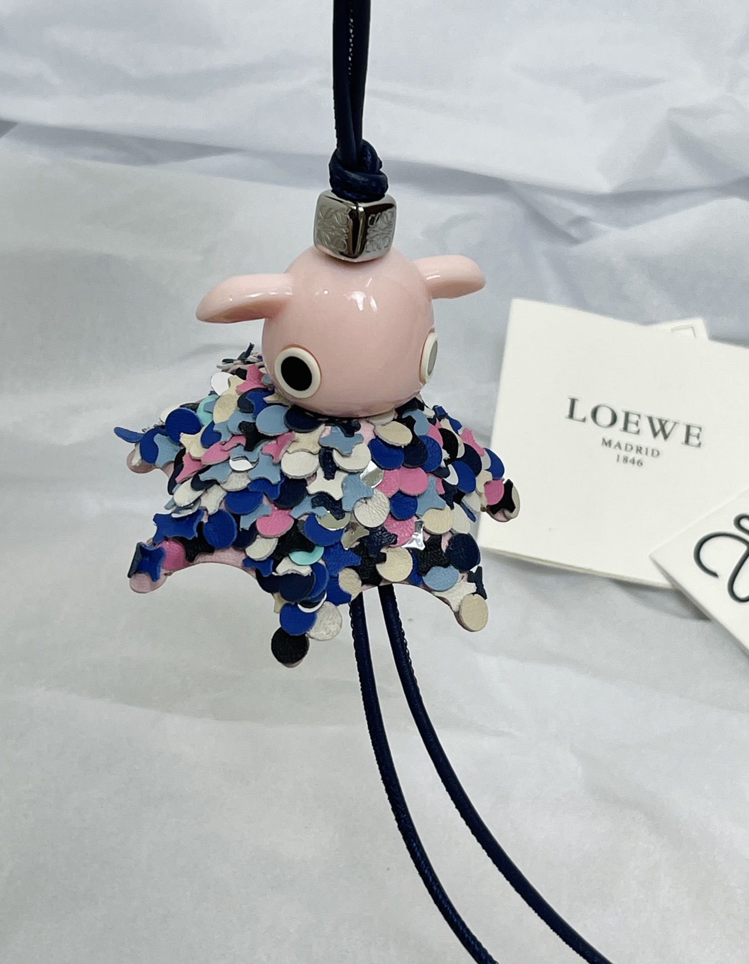 NO:714085,uzzle’s 10th anniversary limited elf pendant!  So cute!  Each limited elf has its own name!  Pie Pie Elf♀ Every little baby is uniquely cute. I love it so much!  (The dice are made of all steel), Loewe wallet, loewe, wallets19860909uzzle十周年限定小精灵挂件！太可爱喽！ 每一个限定的小精灵都有专属的名字 ！派派小精灵♀ 每一只小宝宝都是独特的可爱 超喜欢！（骰子是全钢材质）,罗意威钱包,loewe,wallets,欧美剧