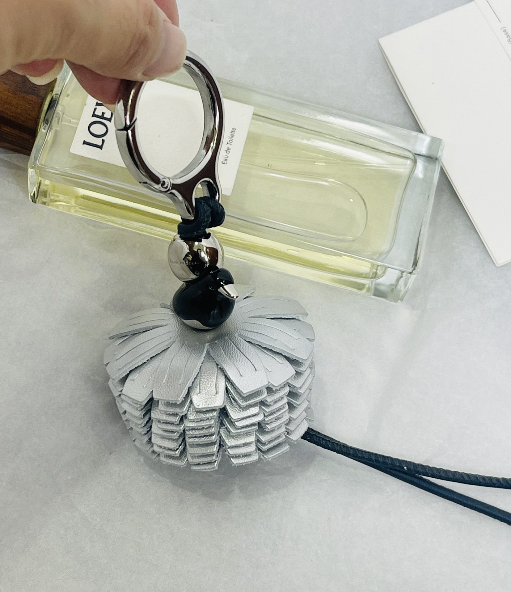 NO:714087,'Sparrow' determines love/Qixi Festival limited edition magpie-shaped pendant for bag hangings and car hangings. Magpie is also called the good news bird, which has the meaning of bringing good luck to people!  ,Loewe wallet,loewe,wallets19860909“雀”定爱/ 七夕节日限定款 喜鹊造型挂件 做包挂及车挂 喜鹊又称报喜鸟 有为人们带来好运的寓意！,罗意威钱包,loewe,wallets,欧美剧