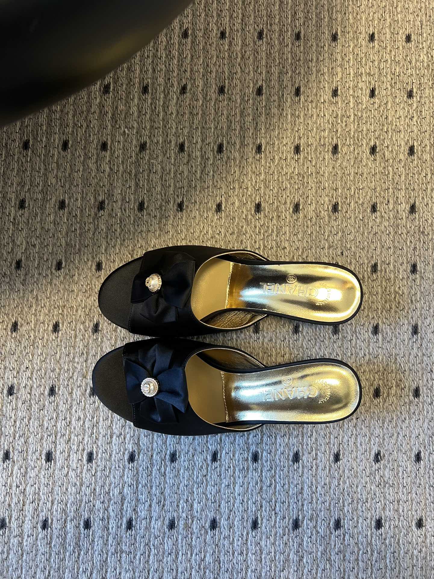 Chane* 26ss春夏新款蝴蝶结珍珠装饰高跟拖鞋每双鞋头都带有品牌标志性的蝴蝶结+珍珠装饰，是辨识度