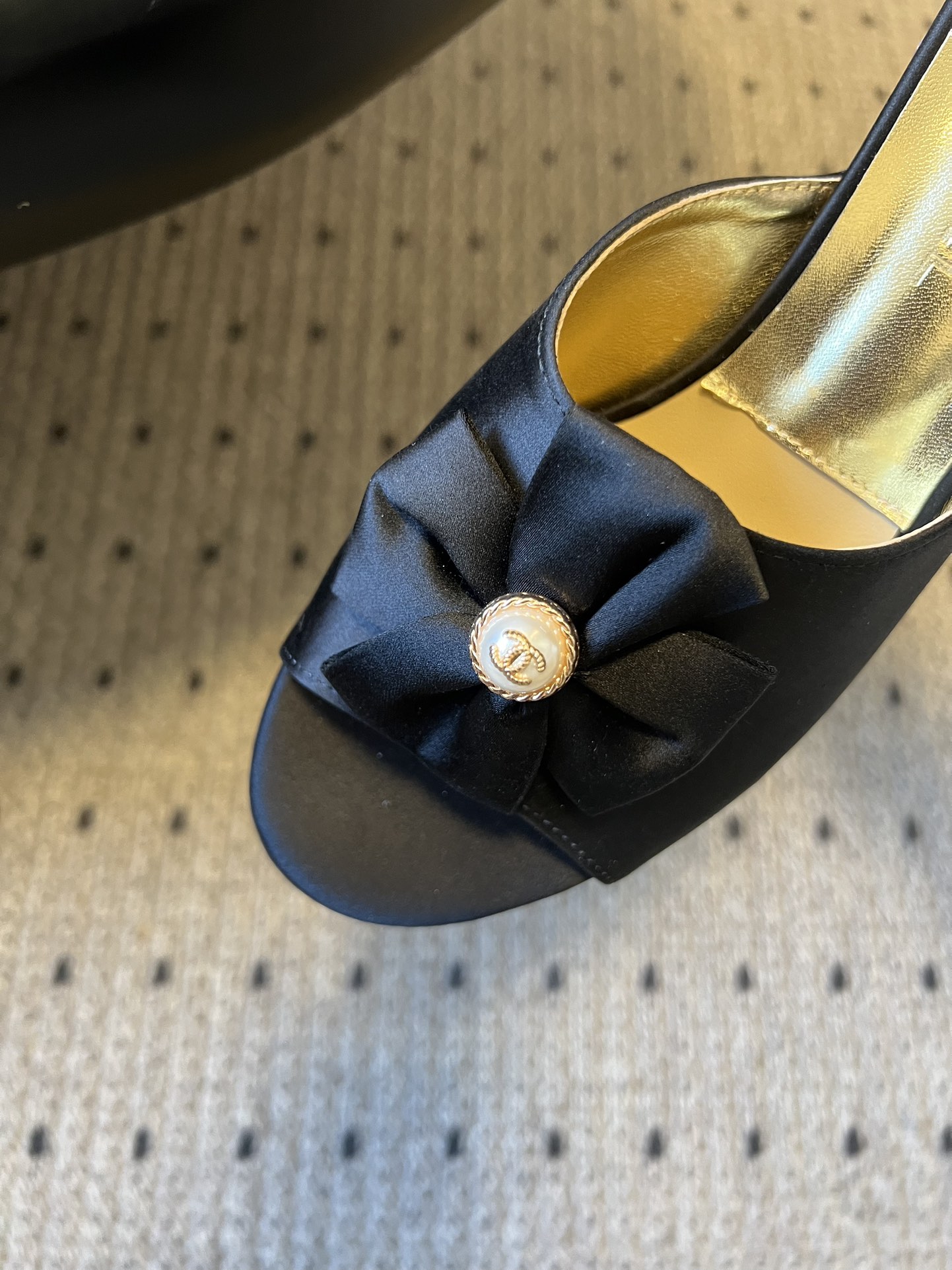 Chane* 26ss春夏新款蝴蝶结珍珠装饰高跟拖鞋每双鞋头都带有品牌标志性的蝴蝶结+珍珠装饰，是辨识度