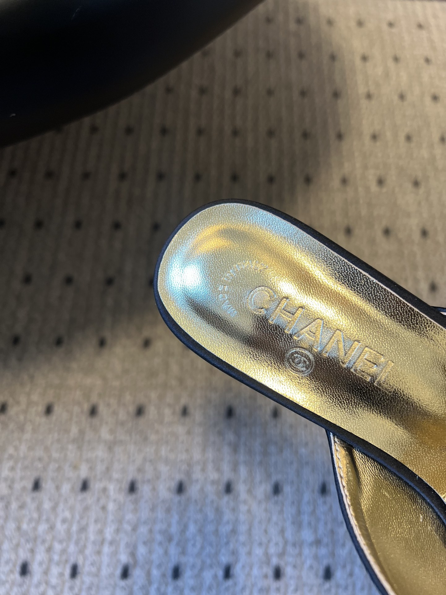 Chane* 26ss春夏新款蝴蝶结珍珠装饰高跟拖鞋每双鞋头都带有品牌标志性的蝴蝶结+珍珠装饰，是辨识度