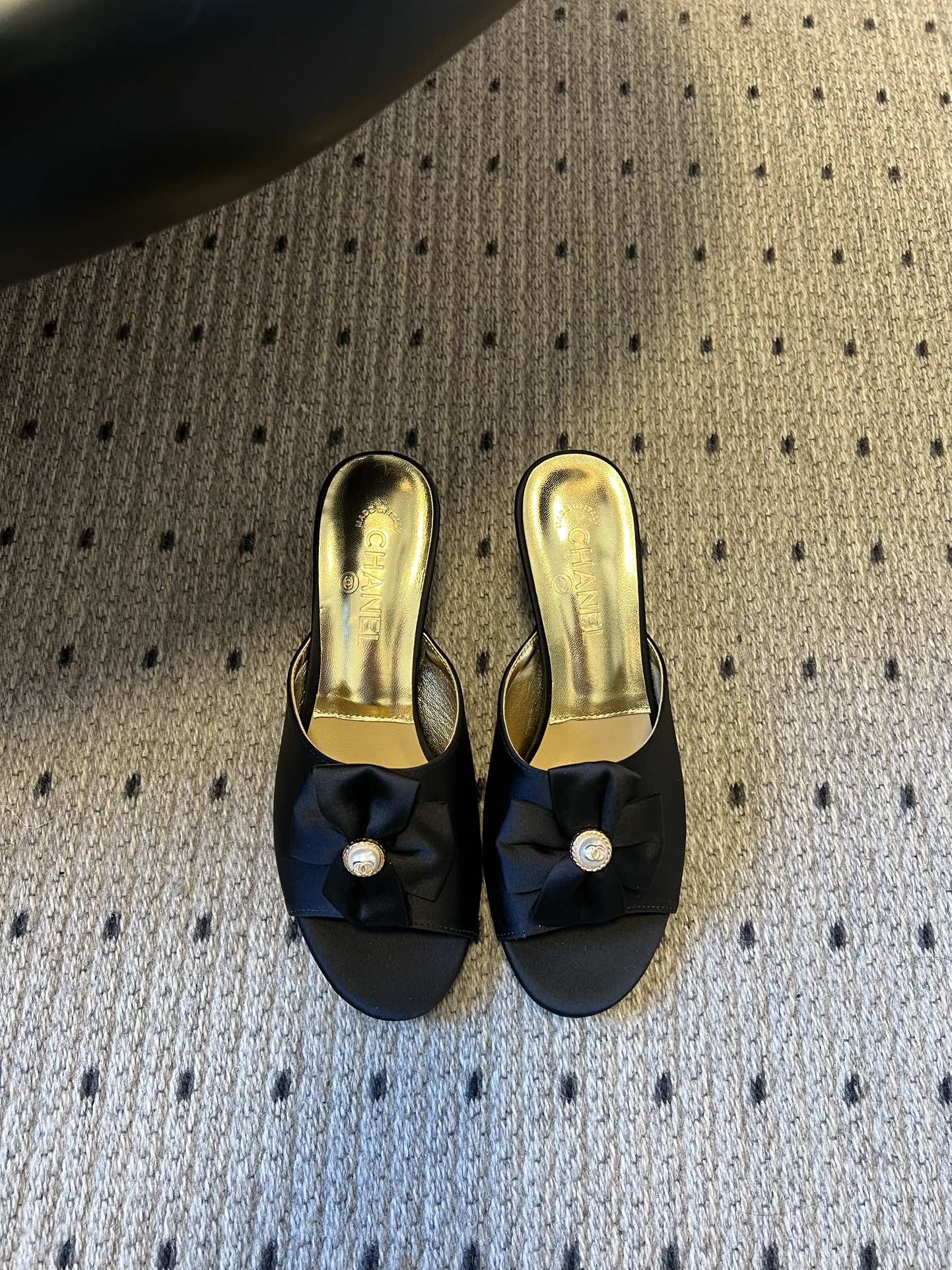 Chane* 26ss春夏新款蝴蝶结珍珠装饰高跟拖鞋每双鞋头都带有品牌标志性的蝴蝶结+珍珠装饰，是辨识度