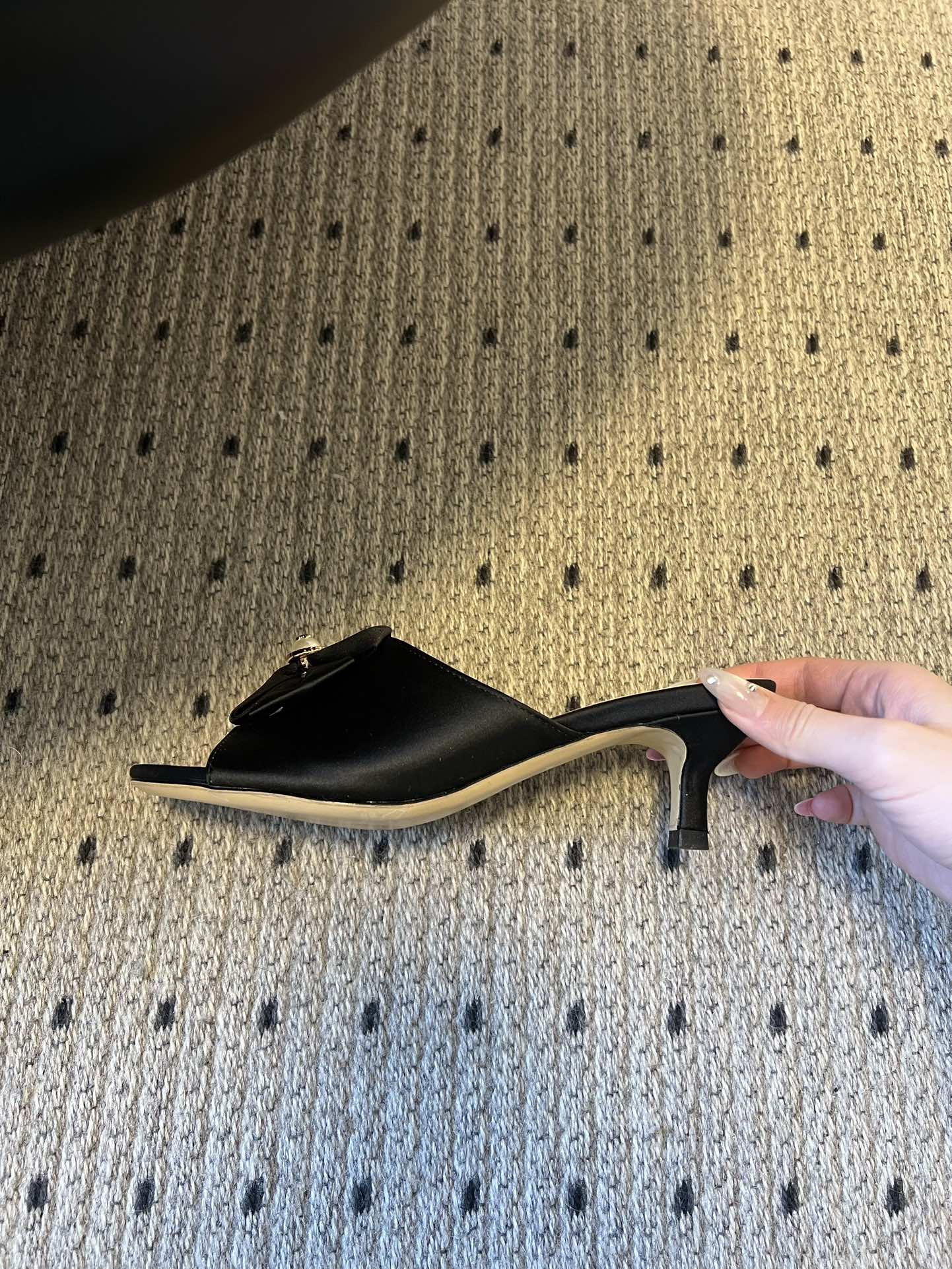 Chane* 26ss春夏新款蝴蝶结珍珠装饰高跟拖鞋每双鞋头都带有品牌标志性的蝴蝶结+珍珠装饰，是辨识度