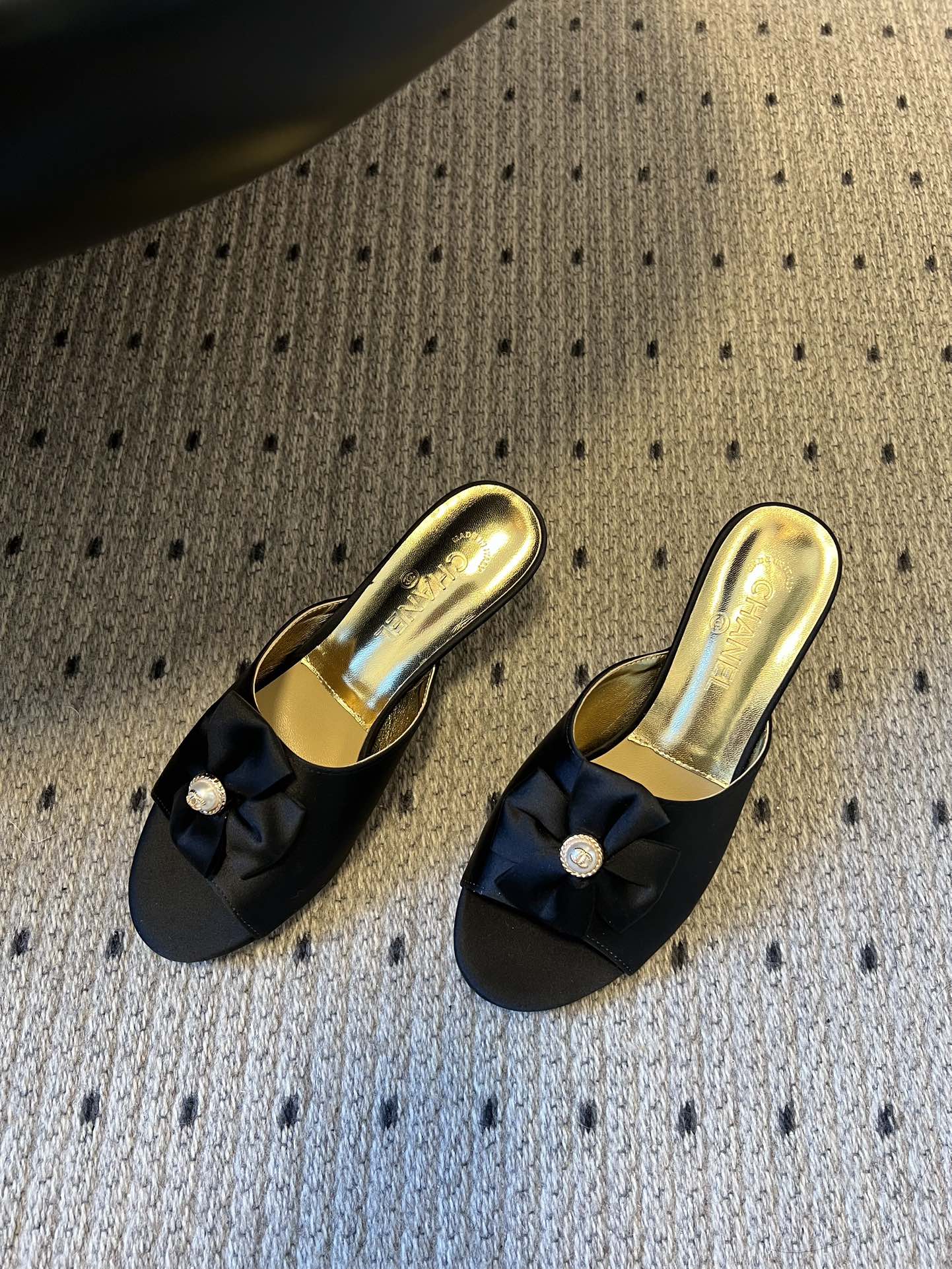 Chane* 26ss春夏新款蝴蝶结珍珠装饰高跟拖鞋每双鞋头都带有品牌标志性的蝴蝶结+珍珠装饰，是辨识度