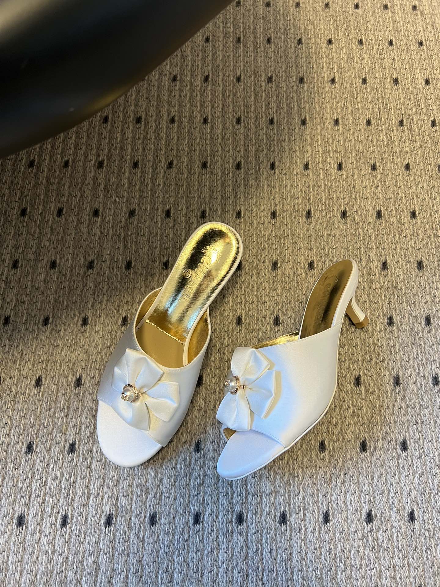 Chane* 26ss春夏新款蝴蝶结珍珠装饰高跟拖鞋每双鞋头都带有品牌标志性的蝴蝶结+珍珠装饰，是辨识度