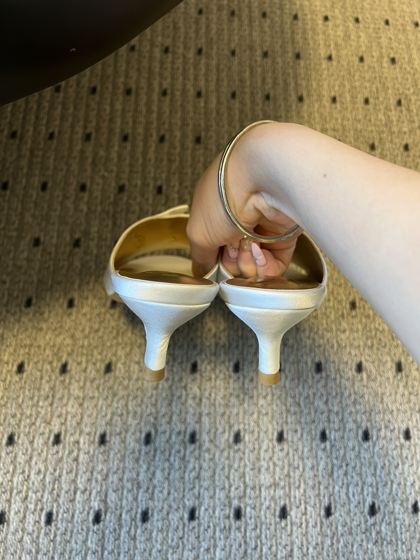 Chane* 26ss春夏新款蝴蝶结珍珠装饰高跟拖鞋每双鞋头都带有品牌标志性的蝴蝶结+珍珠装饰，是辨识度