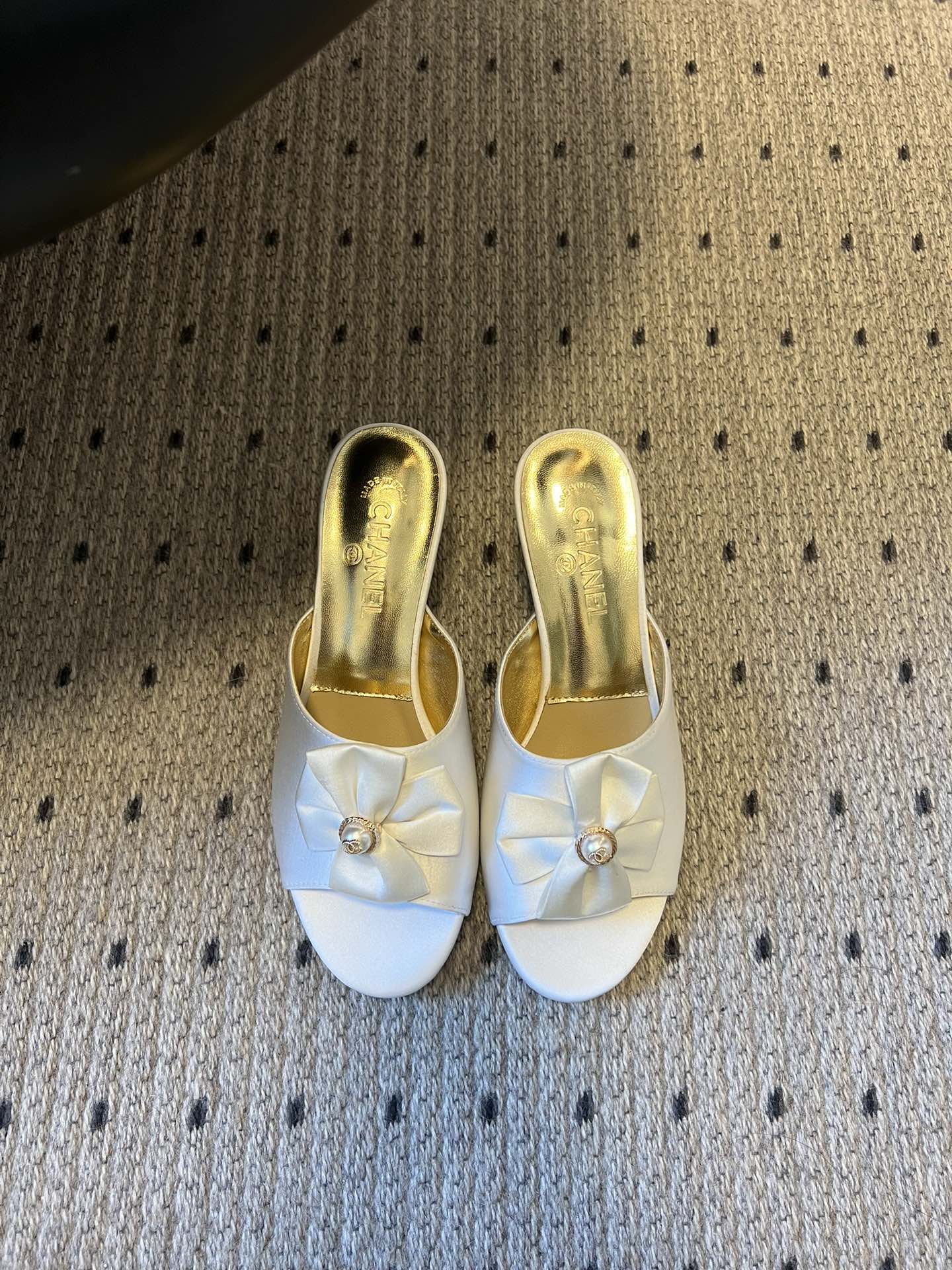 Chane* 26ss春夏新款蝴蝶结珍珠装饰高跟拖鞋每双鞋头都带有品牌标志性的蝴蝶结+珍珠装饰，是辨识度