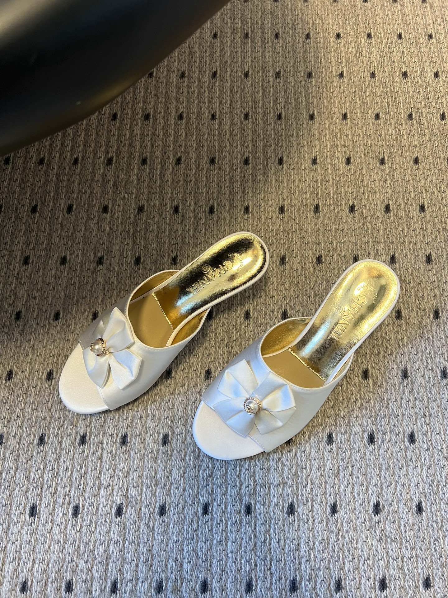 Chane* 26ss春夏新款蝴蝶结珍珠装饰高跟拖鞋每双鞋头都带有品牌标志性的蝴蝶结+珍珠装饰，是辨识度