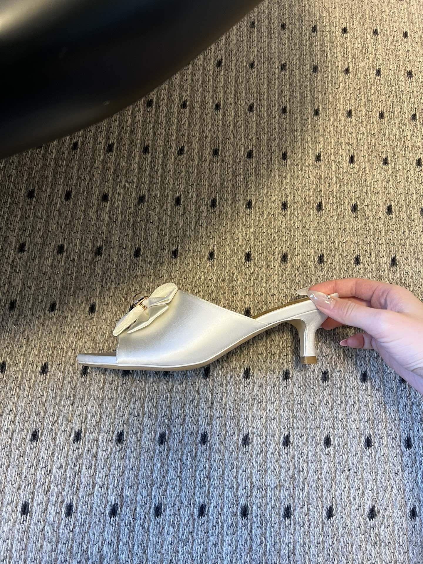 Chane* 26ss春夏新款蝴蝶结珍珠装饰高跟拖鞋每双鞋头都带有品牌标志性的蝴蝶结+珍珠装饰，是辨识度