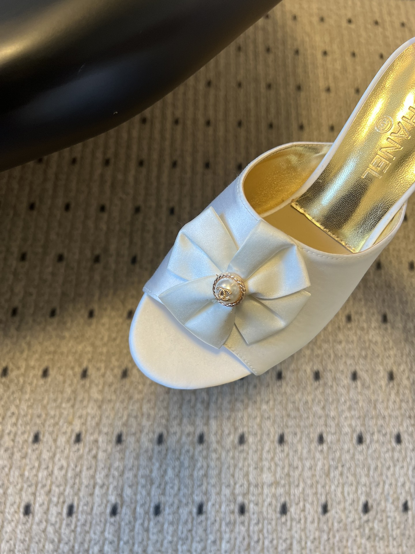 Chane* 26ss春夏新款蝴蝶结珍珠装饰高跟拖鞋每双鞋头都带有品牌标志性的蝴蝶结+珍珠装饰，是辨识度