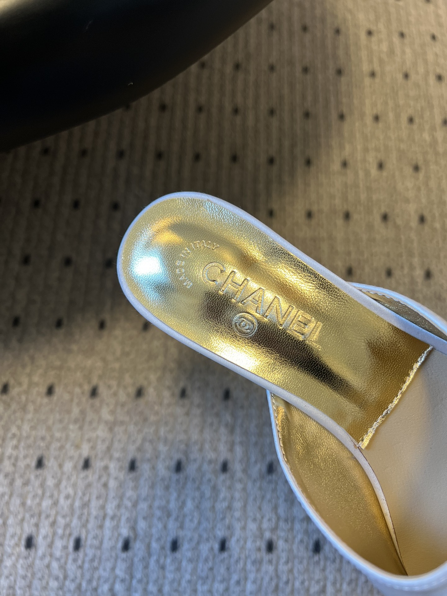 Chane* 26ss春夏新款蝴蝶结珍珠装饰高跟拖鞋每双鞋头都带有品牌标志性的蝴蝶结+珍珠装饰，是辨识度