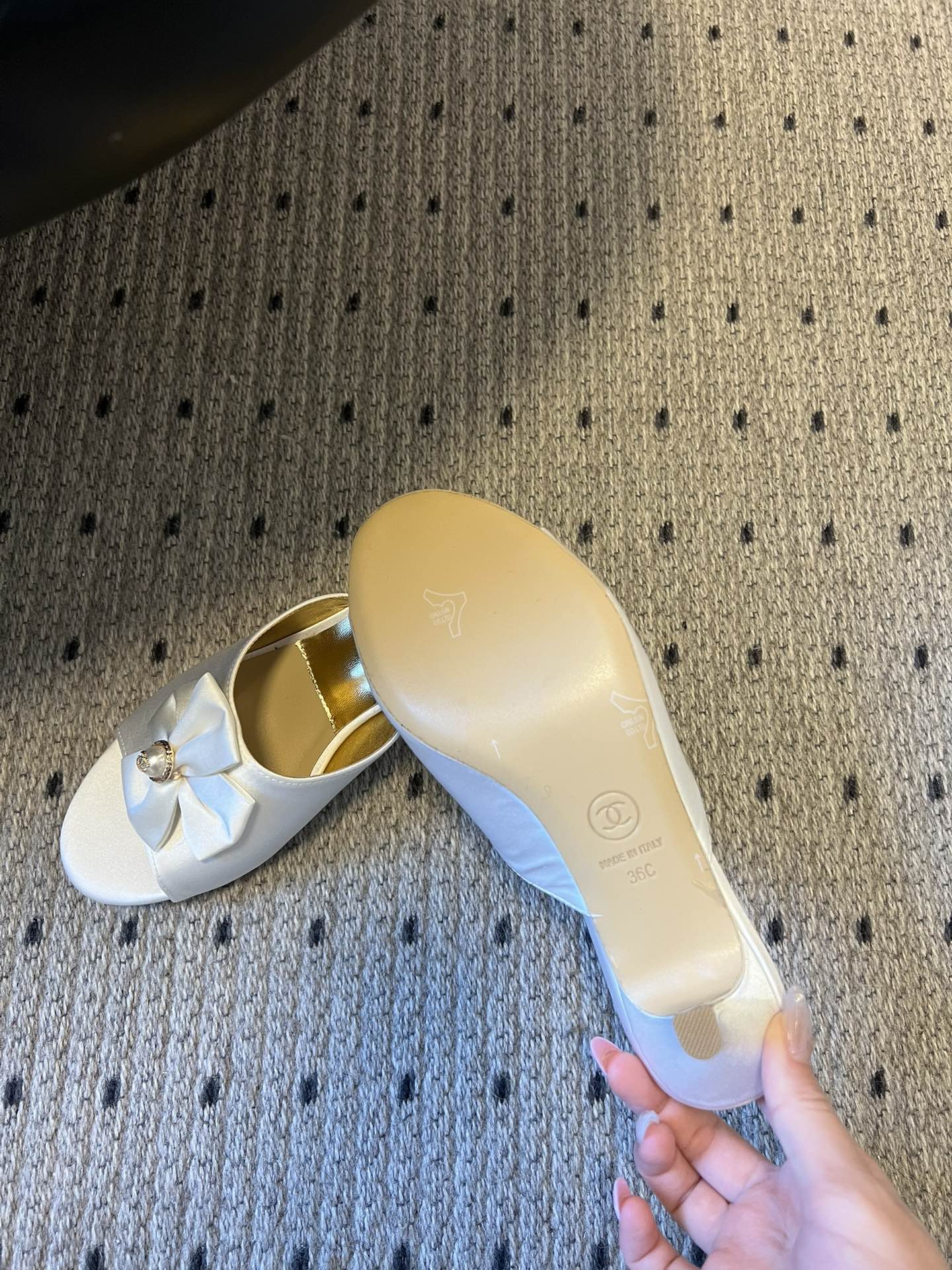 Chane* 26ss春夏新款蝴蝶结珍珠装饰高跟拖鞋每双鞋头都带有品牌标志性的蝴蝶结+珍珠装饰，是辨识度