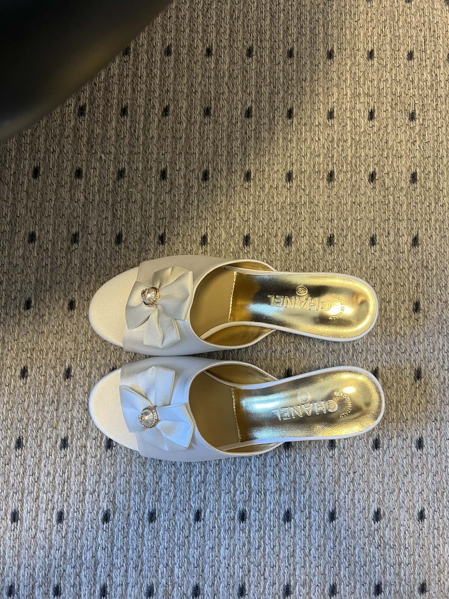 Chane* 26ss春夏新款蝴蝶结珍珠装饰高跟拖鞋每双鞋头都带有品牌标志性的蝴蝶结+珍珠装饰，是辨识度