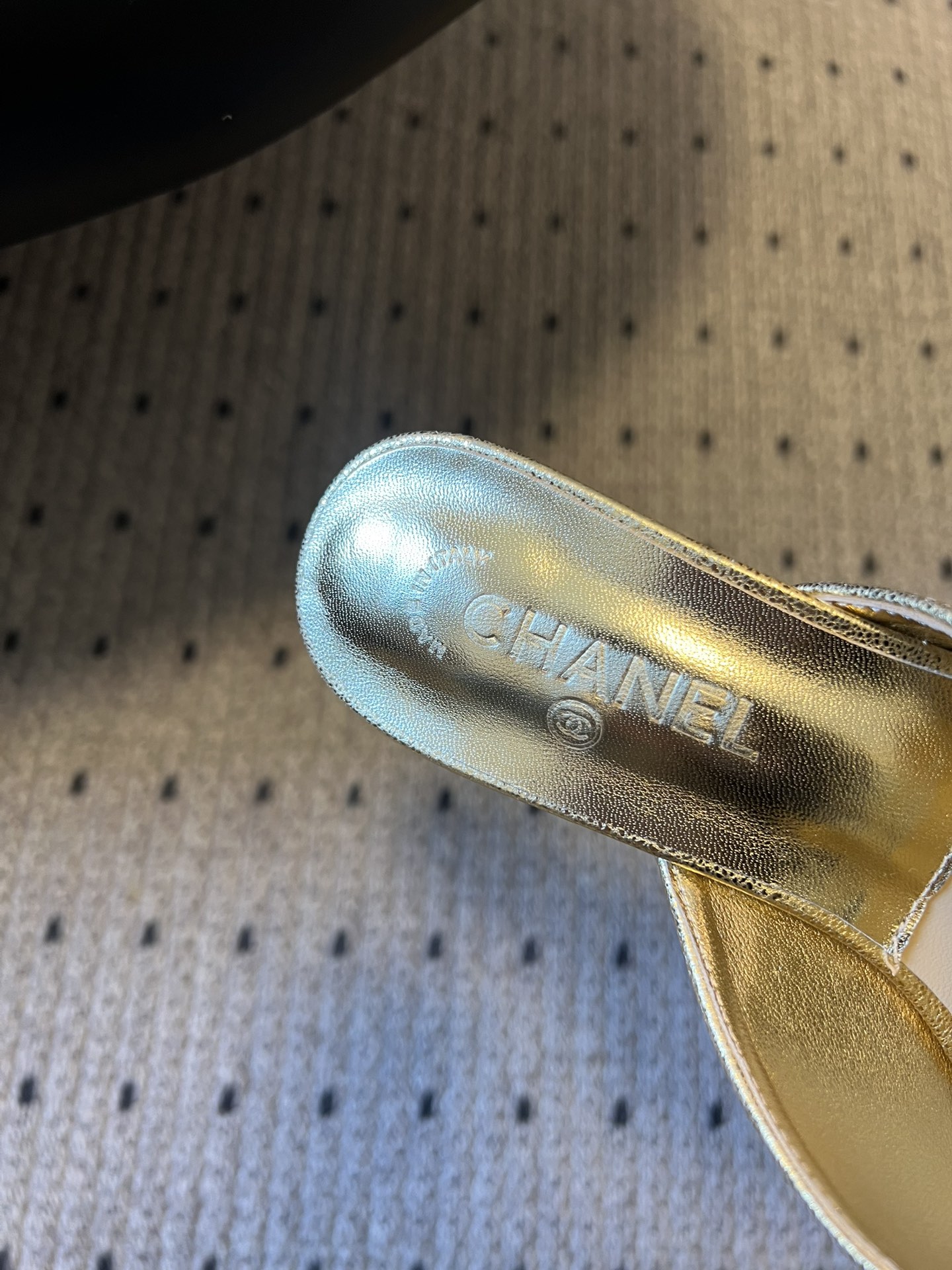 Chane* 26ss春夏新款蝴蝶结珍珠装饰高跟拖鞋每双鞋头都带有品牌标志性的蝴蝶结+珍珠装饰，是辨识度