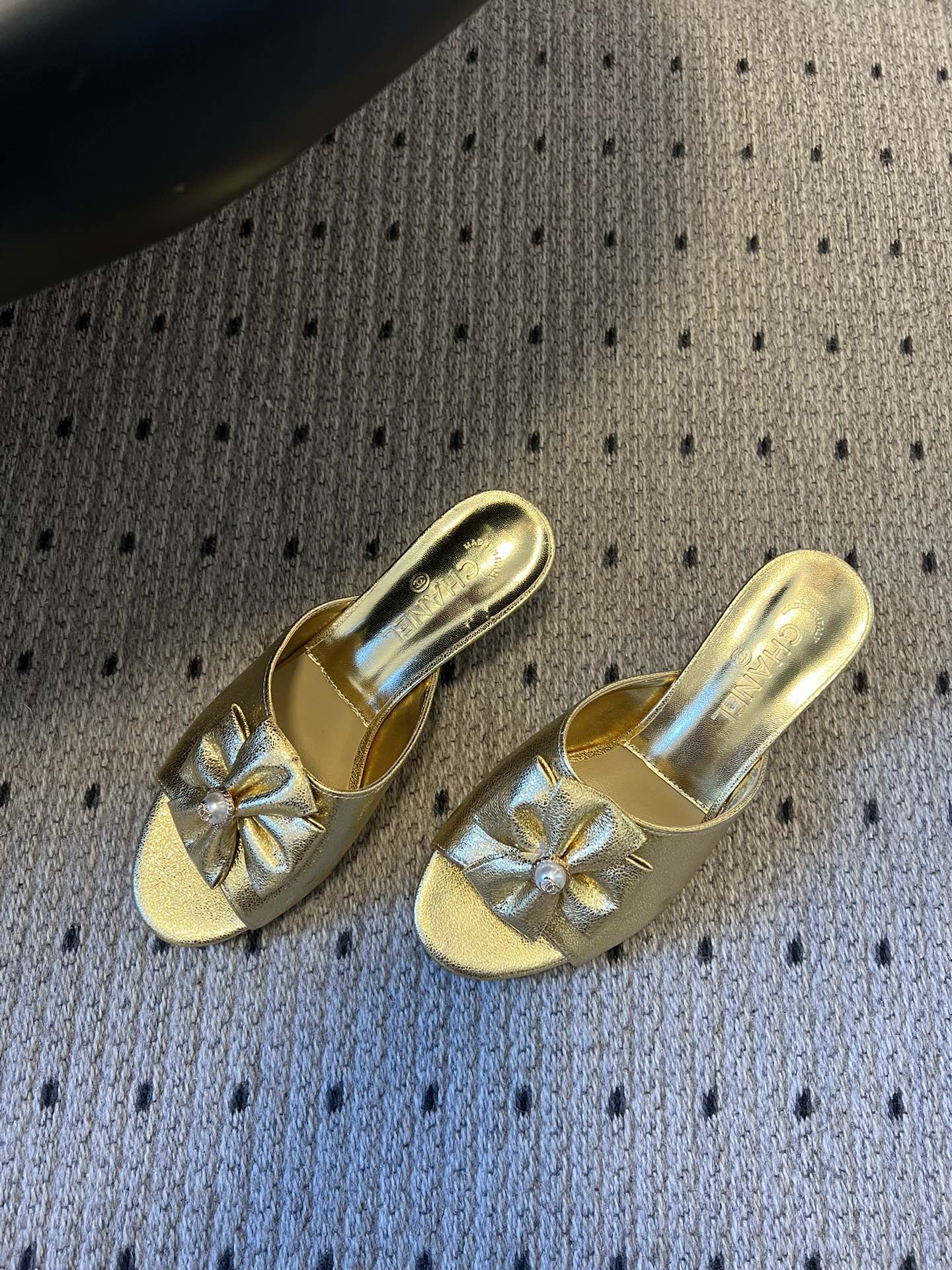 Chane* 26ss春夏新款蝴蝶结珍珠装饰高跟拖鞋每双鞋头都带有品牌标志性的蝴蝶结+珍珠装饰，是辨识度