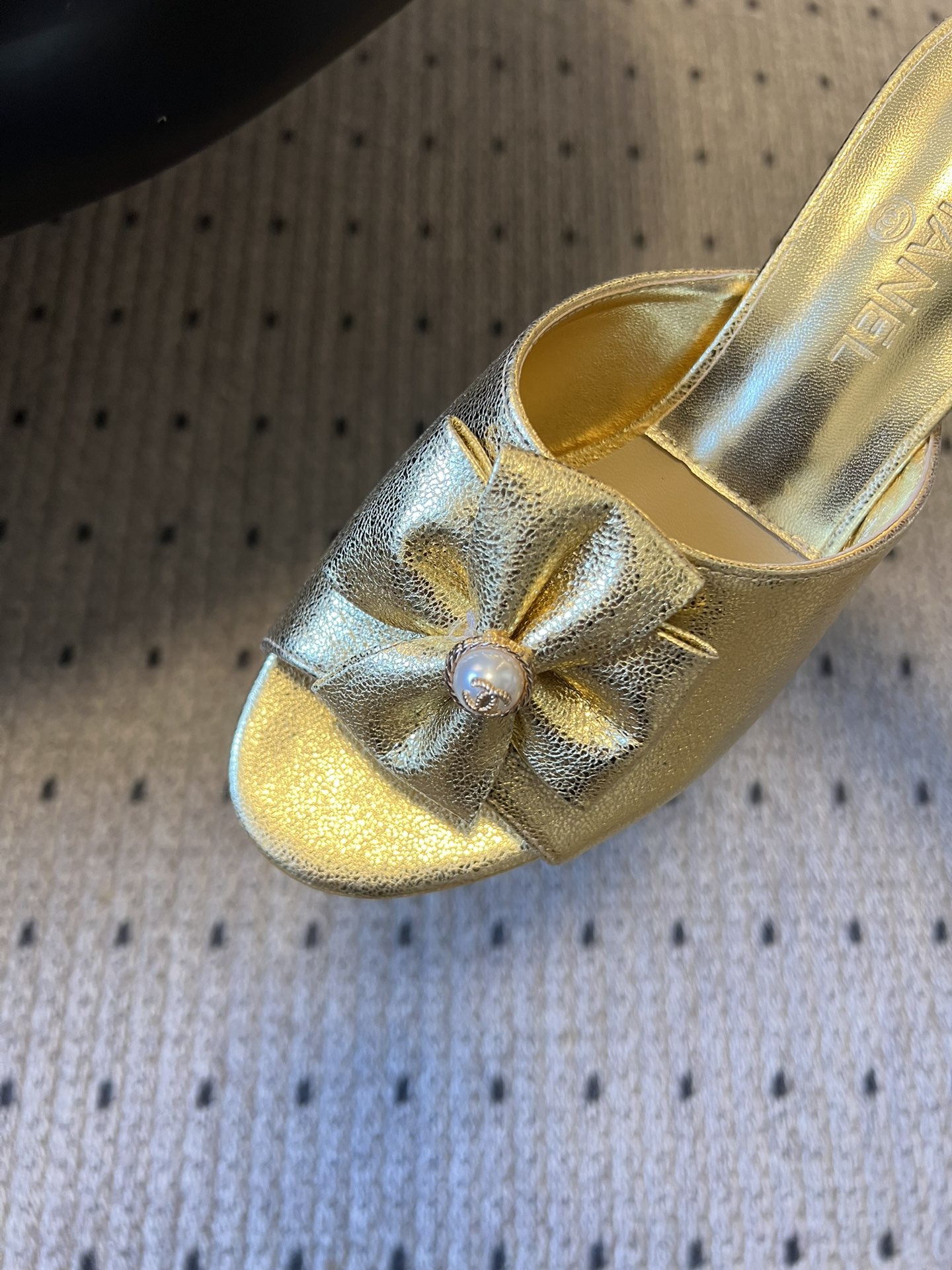 Chane* 26ss春夏新款蝴蝶结珍珠装饰高跟拖鞋每双鞋头都带有品牌标志性的蝴蝶结+珍珠装饰，是辨识度