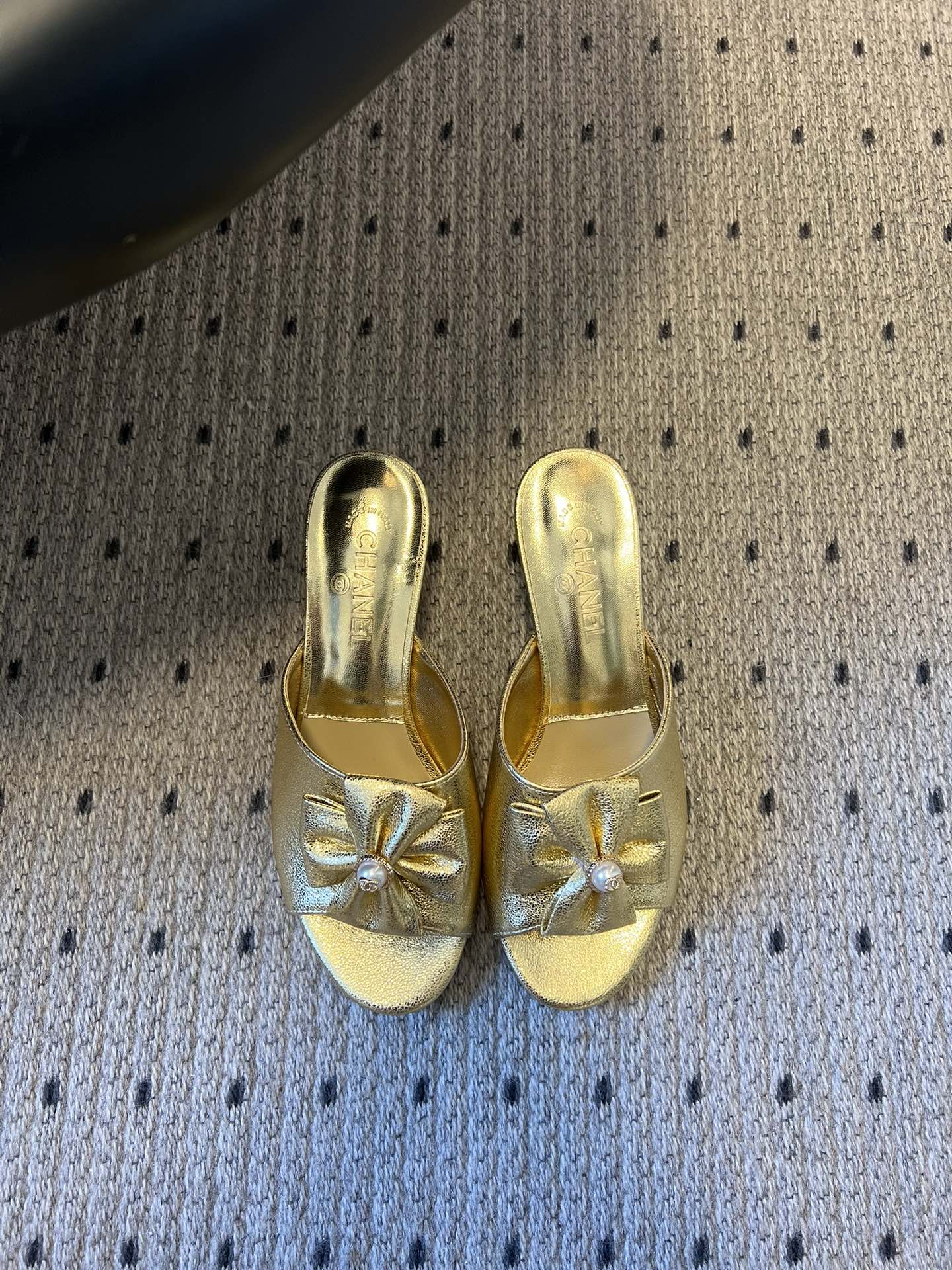 Chane* 26ss春夏新款蝴蝶结珍珠装饰高跟拖鞋每双鞋头都带有品牌标志性的蝴蝶结+珍珠装饰，是辨识度