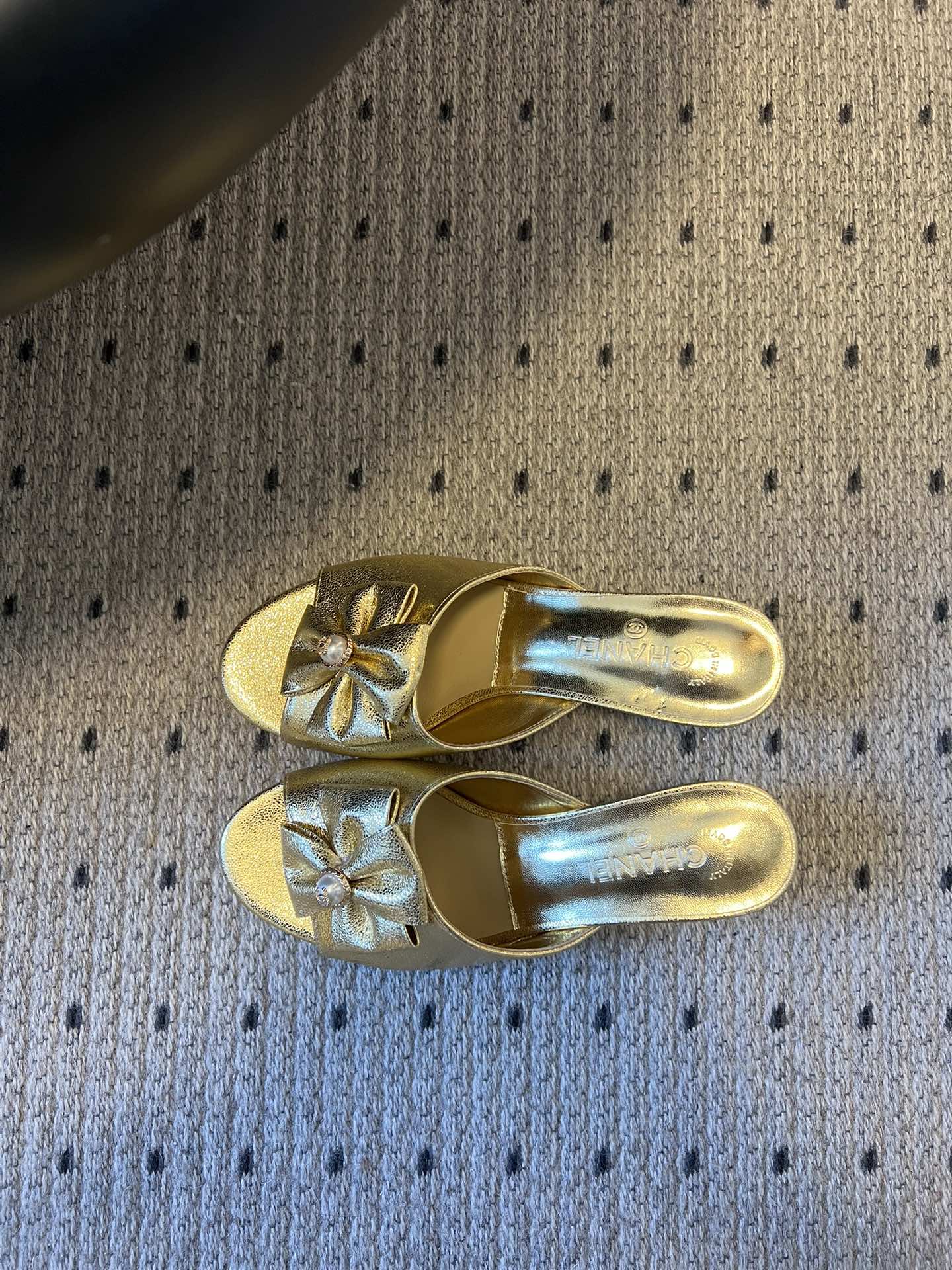 Chane* 26ss春夏新款蝴蝶结珍珠装饰高跟拖鞋每双鞋头都带有品牌标志性的蝴蝶结+珍珠装饰，是辨识度