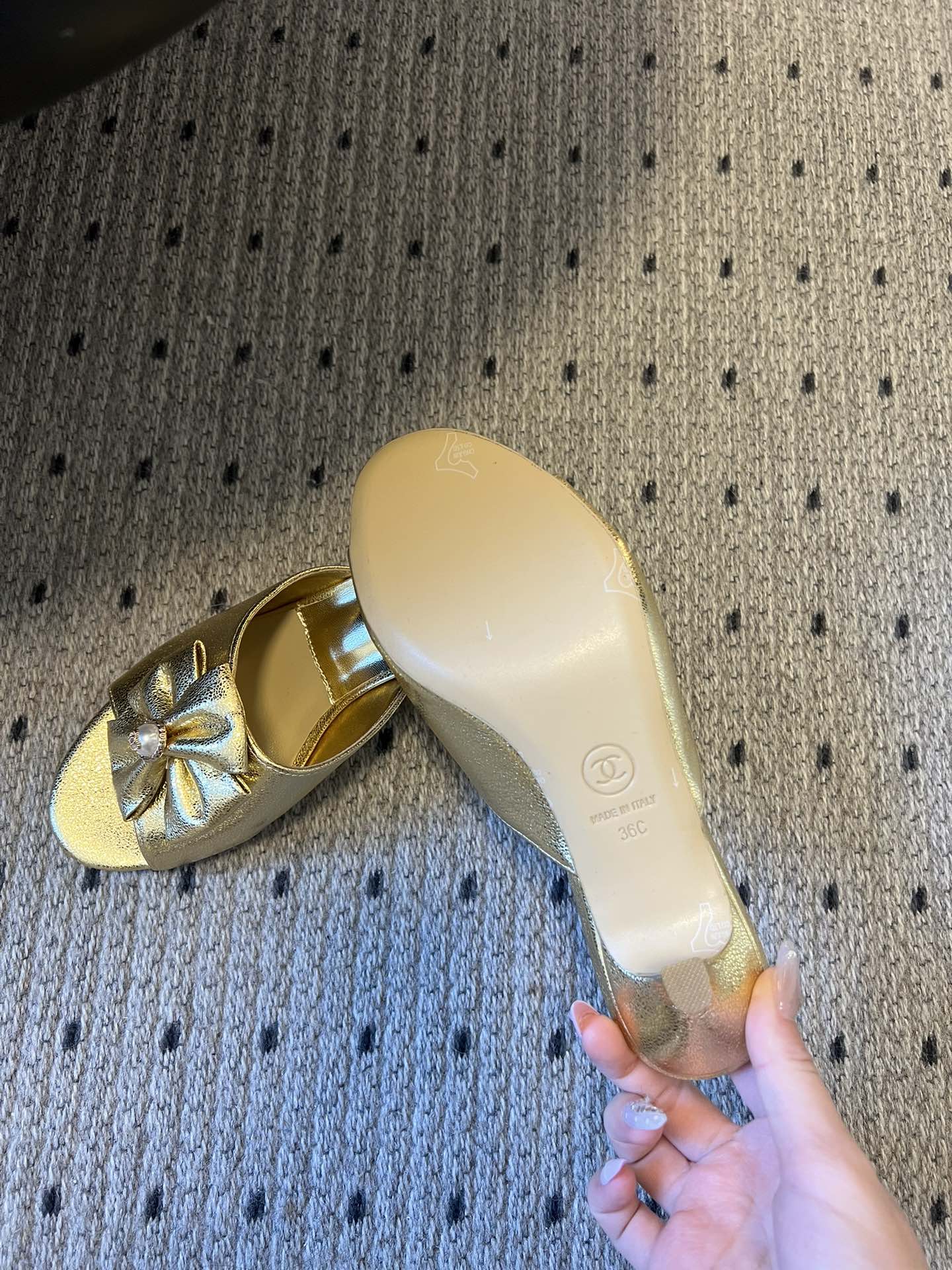 Chane* 26ss春夏新款蝴蝶结珍珠装饰高跟拖鞋每双鞋头都带有品牌标志性的蝴蝶结+珍珠装饰，是辨识度