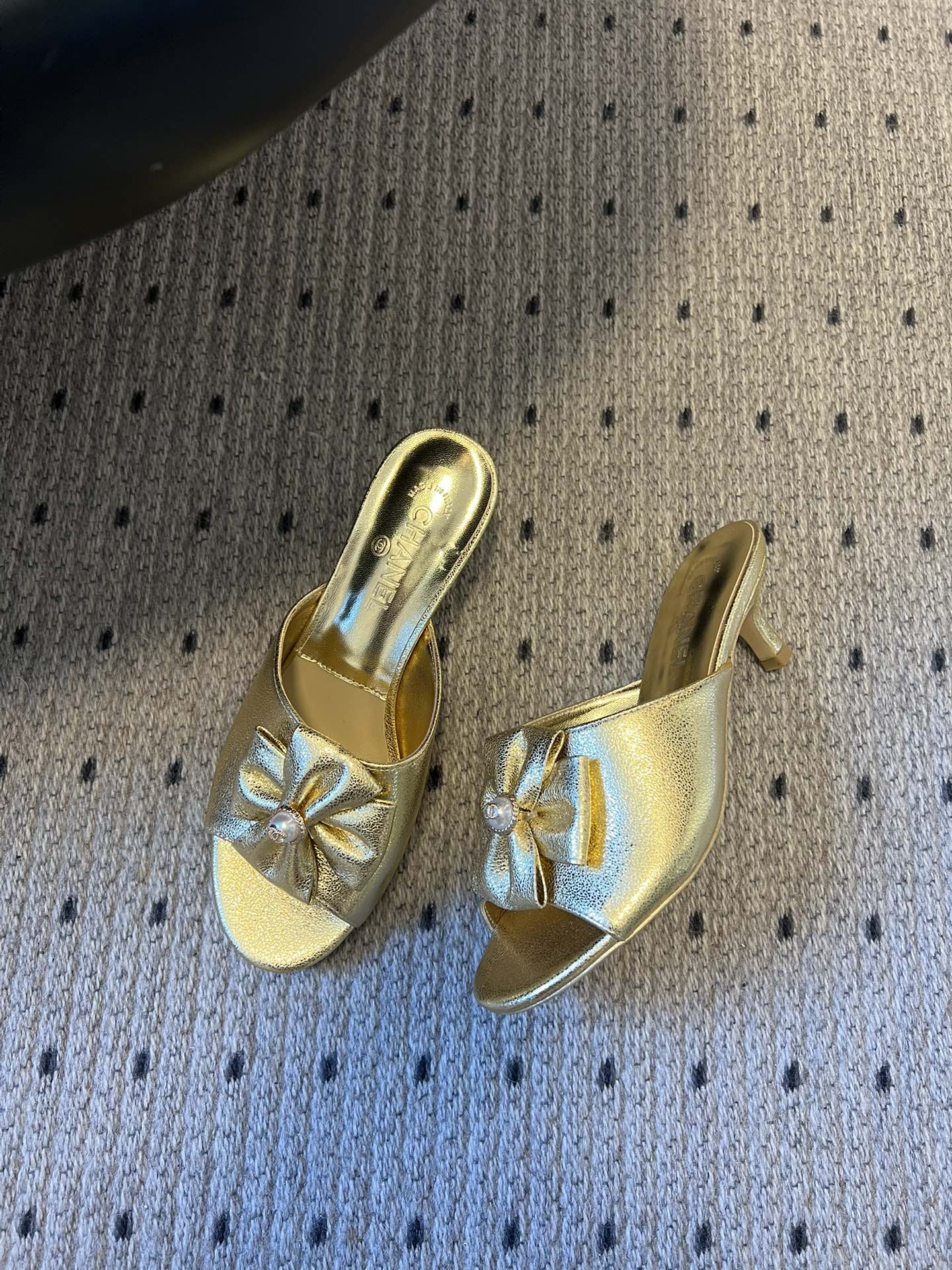 Chane* 26ss春夏新款蝴蝶结珍珠装饰高跟拖鞋每双鞋头都带有品牌标志性的蝴蝶结+珍珠装饰，是辨识度