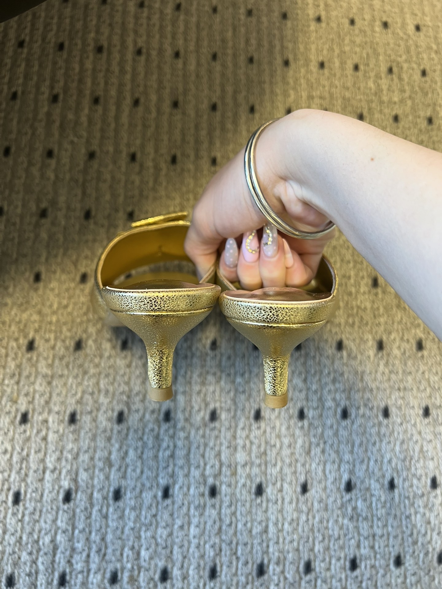 Chane* 26ss春夏新款蝴蝶结珍珠装饰高跟拖鞋每双鞋头都带有品牌标志性的蝴蝶结+珍珠装饰，是辨识度