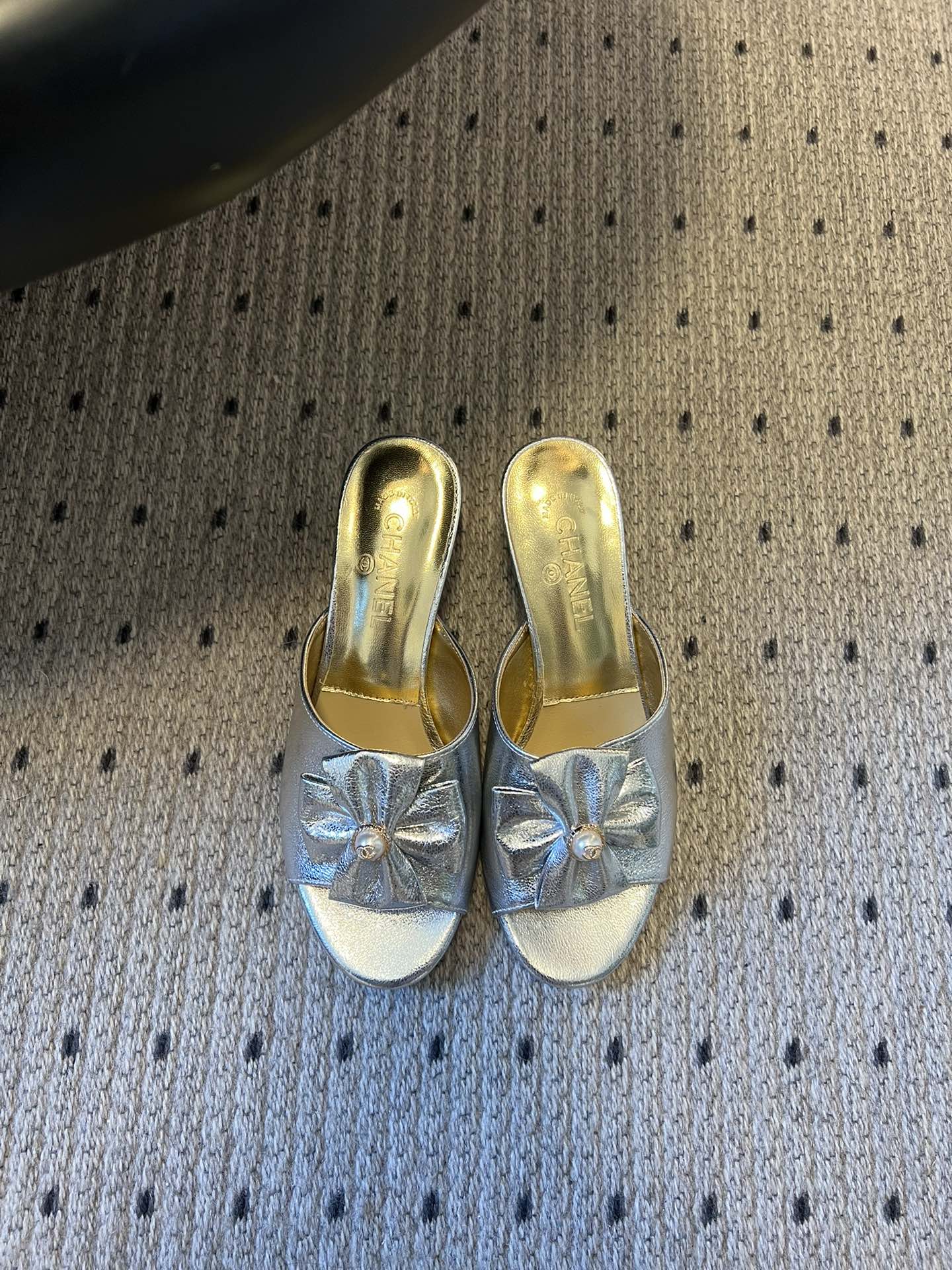 Chane* 26ss春夏新款蝴蝶结珍珠装饰高跟拖鞋每双鞋头都带有品牌标志性的蝴蝶结+珍珠装饰，是辨识度