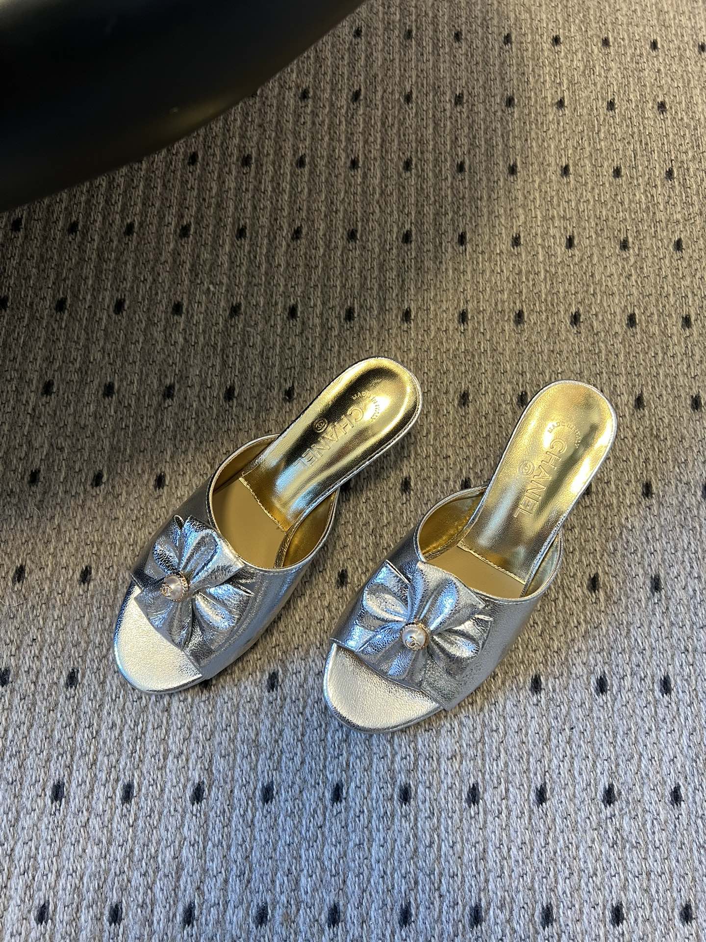 Chane* 26ss春夏新款蝴蝶结珍珠装饰高跟拖鞋每双鞋头都带有品牌标志性的蝴蝶结+珍珠装饰，是辨识度