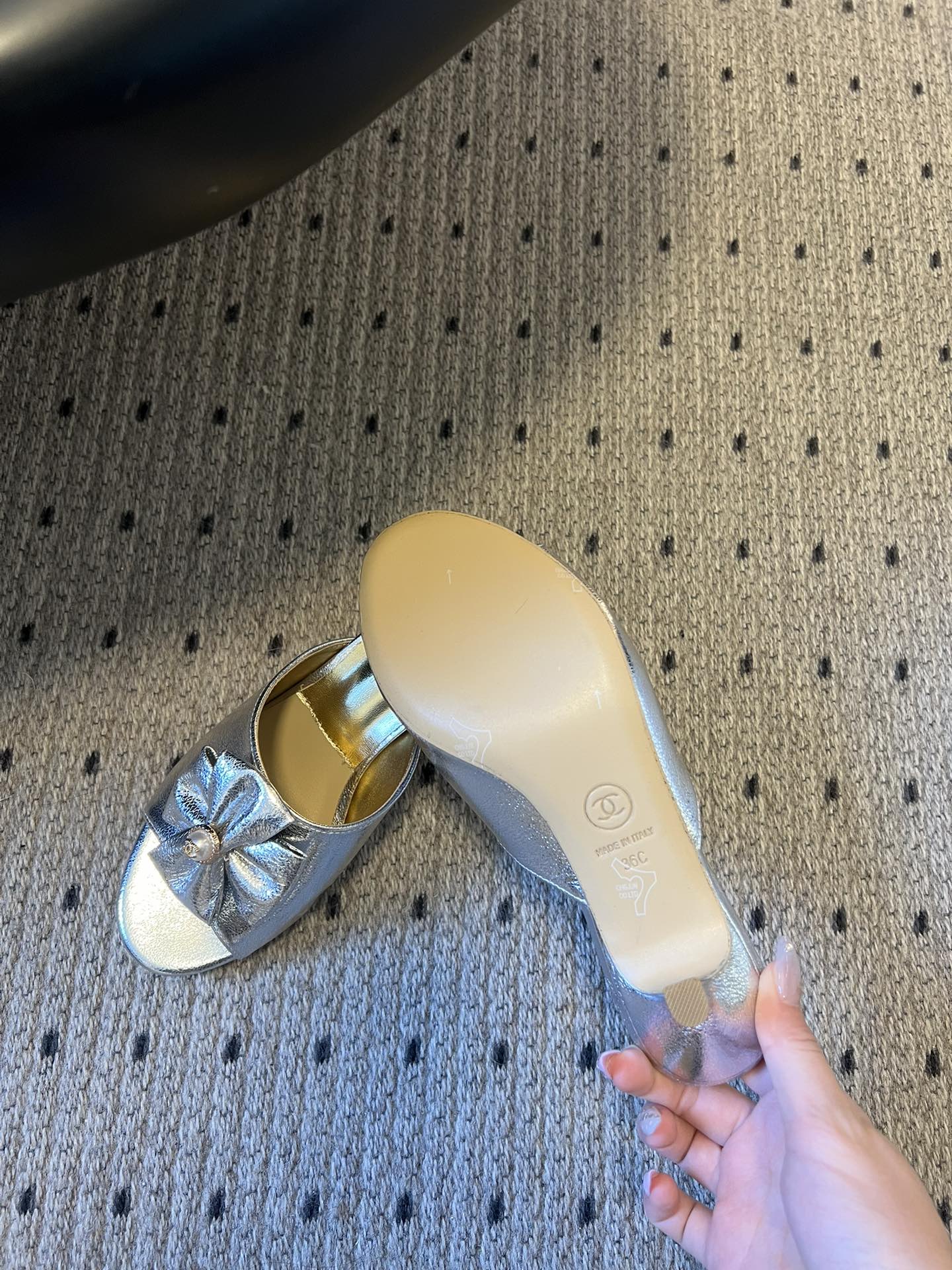 Chane* 26ss春夏新款蝴蝶结珍珠装饰高跟拖鞋每双鞋头都带有品牌标志性的蝴蝶结+珍珠装饰，是辨识度