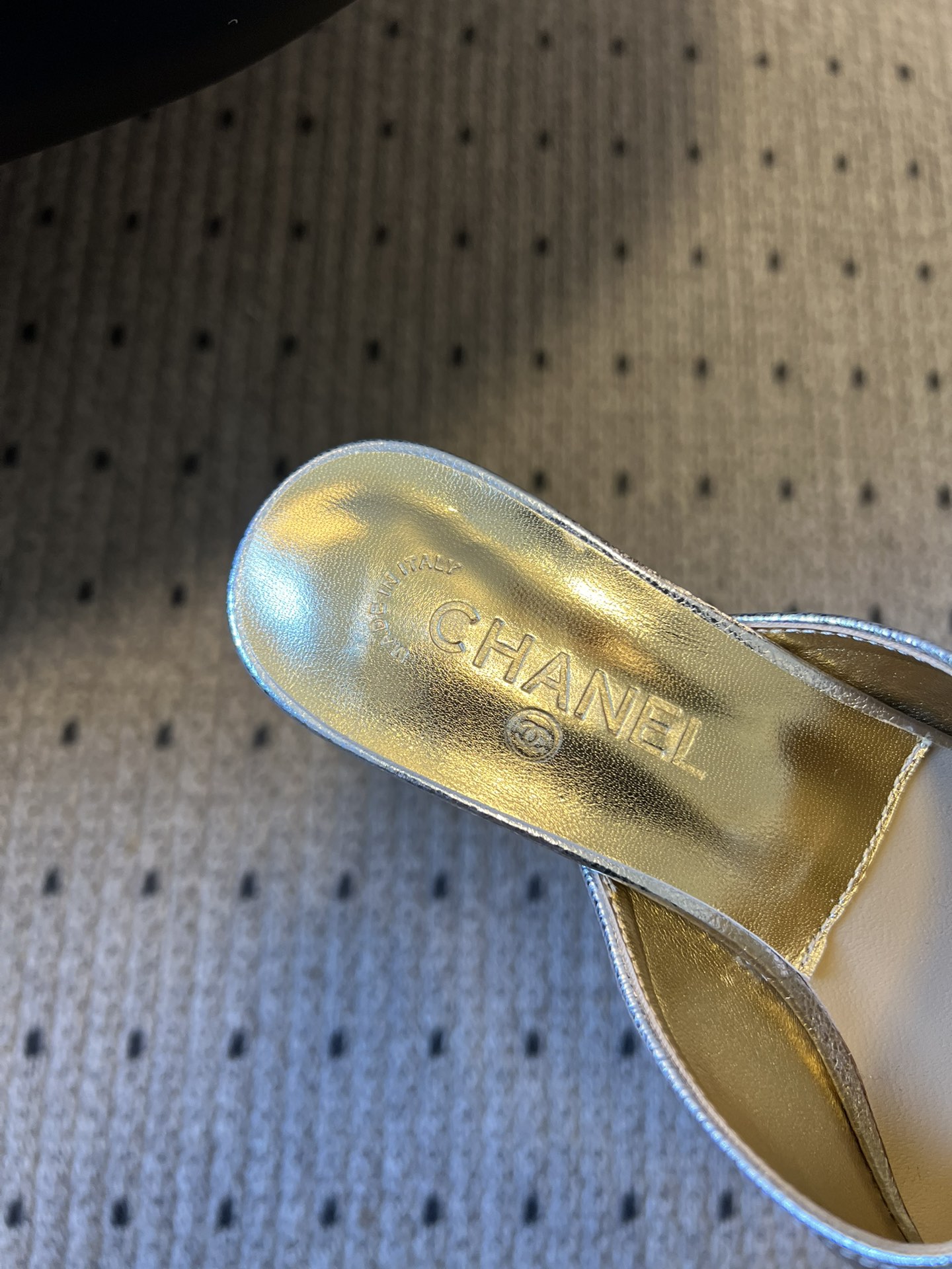 Chane* 26ss春夏新款蝴蝶结珍珠装饰高跟拖鞋每双鞋头都带有品牌标志性的蝴蝶结+珍珠装饰，是辨识度