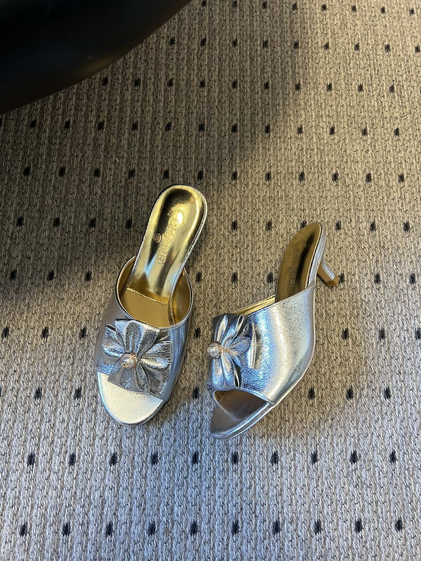 Chane* 26ss春夏新款蝴蝶结珍珠装饰高跟拖鞋每双鞋头都带有品牌标志性的蝴蝶结+珍珠装饰，是辨识度