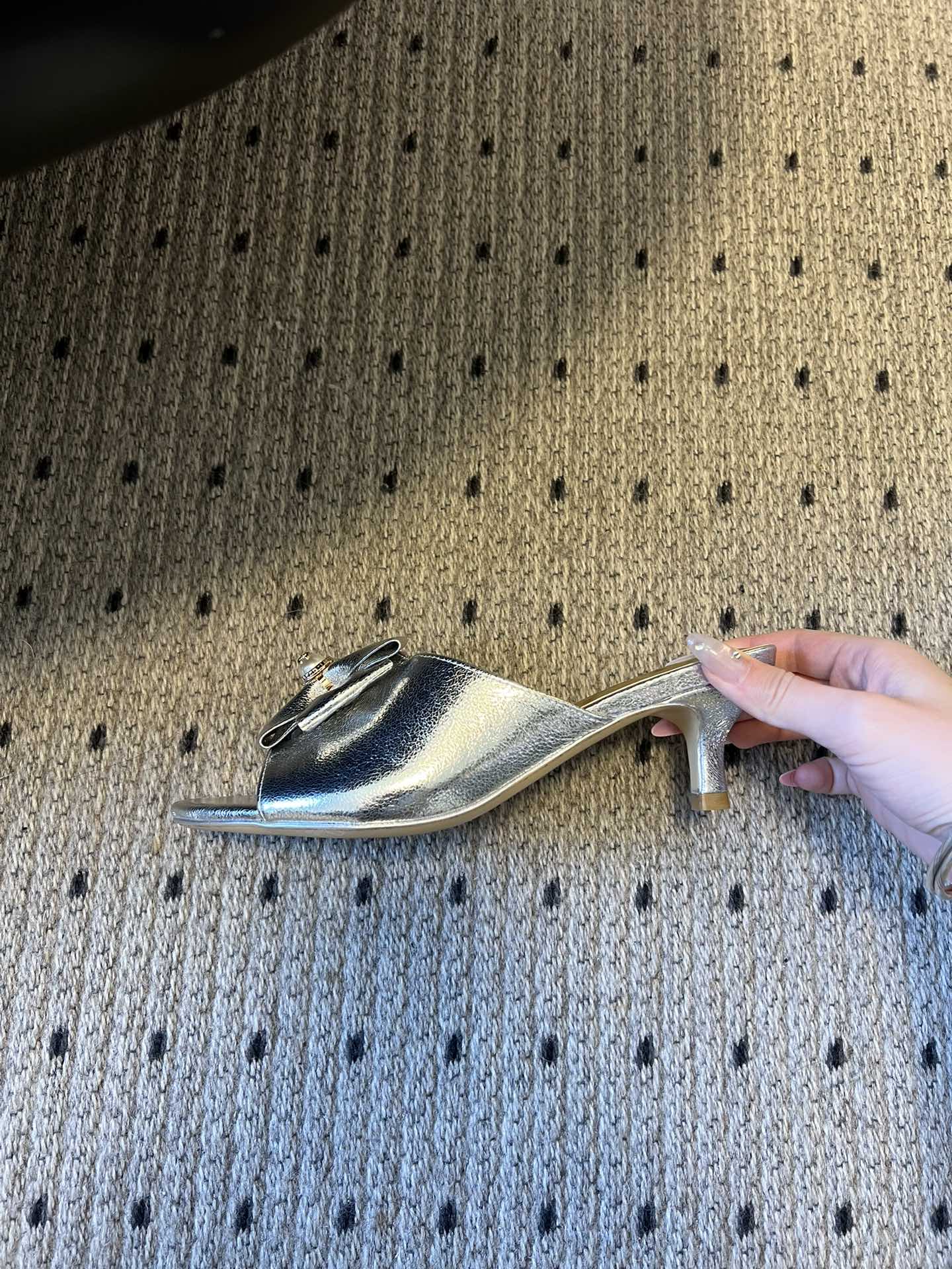 Chane* 26ss春夏新款蝴蝶结珍珠装饰高跟拖鞋每双鞋头都带有品牌标志性的蝴蝶结+珍珠装饰，是辨识度