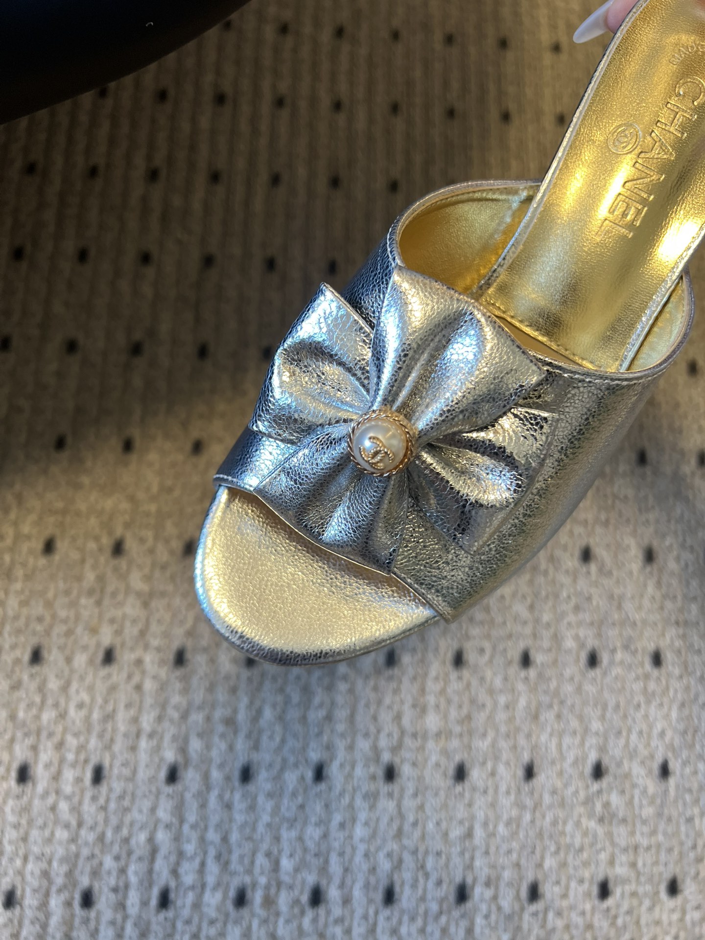 Chane* 26ss春夏新款蝴蝶结珍珠装饰高跟拖鞋每双鞋头都带有品牌标志性的蝴蝶结+珍珠装饰，是辨识度