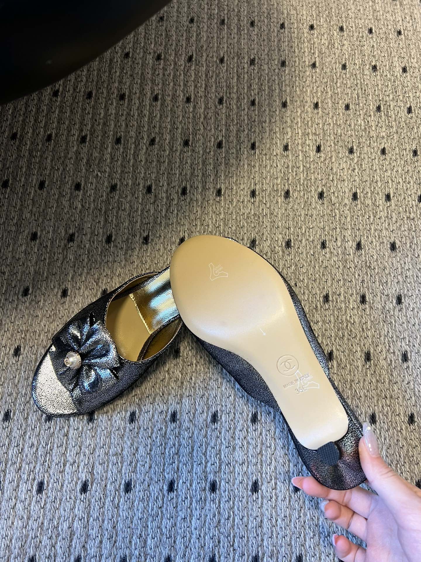 Chane* 26ss春夏新款蝴蝶结珍珠装饰高跟拖鞋每双鞋头都带有品牌标志性的蝴蝶结+珍珠装饰，是辨识度