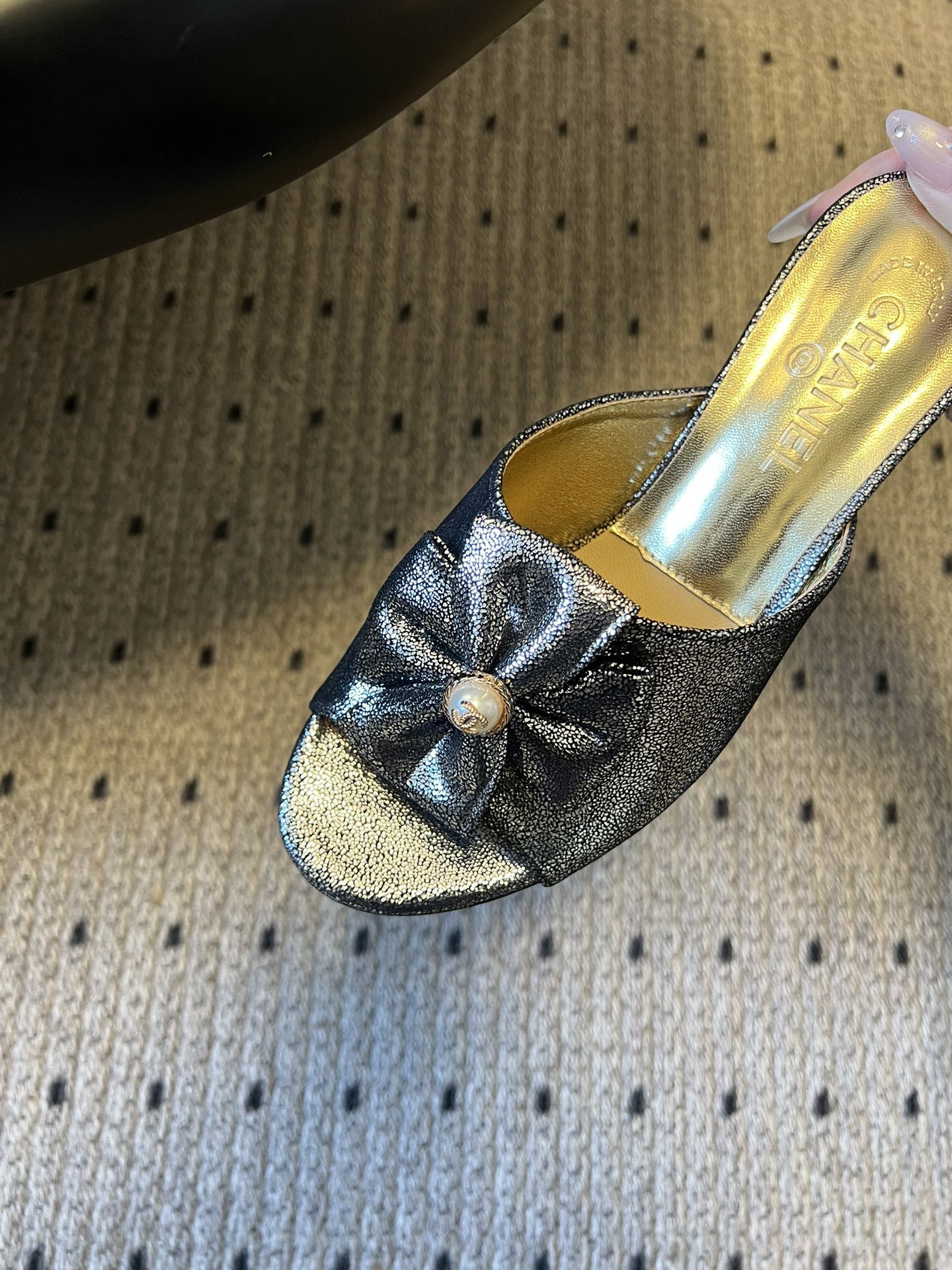 Chane* 26ss春夏新款蝴蝶结珍珠装饰高跟拖鞋每双鞋头都带有品牌标志性的蝴蝶结+珍珠装饰，是辨识度